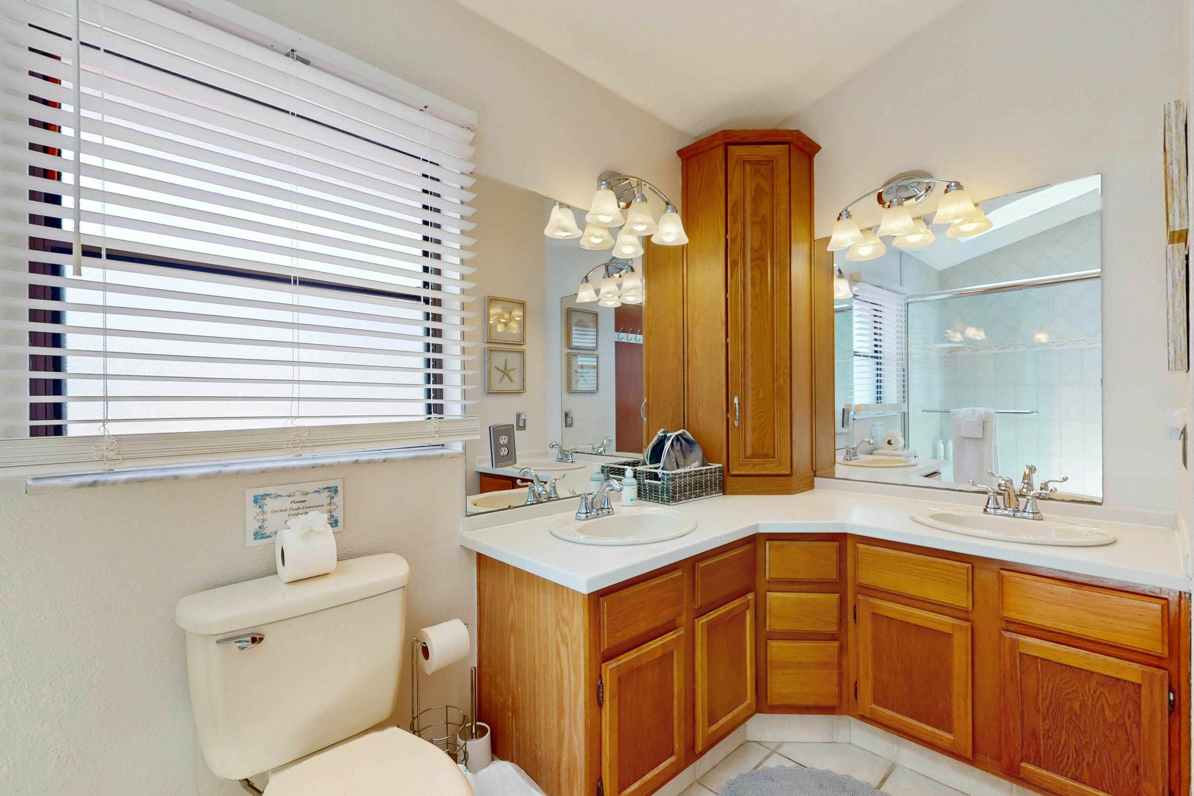 Charming retreat with pool dog friendly centrally located near Gulf with WD