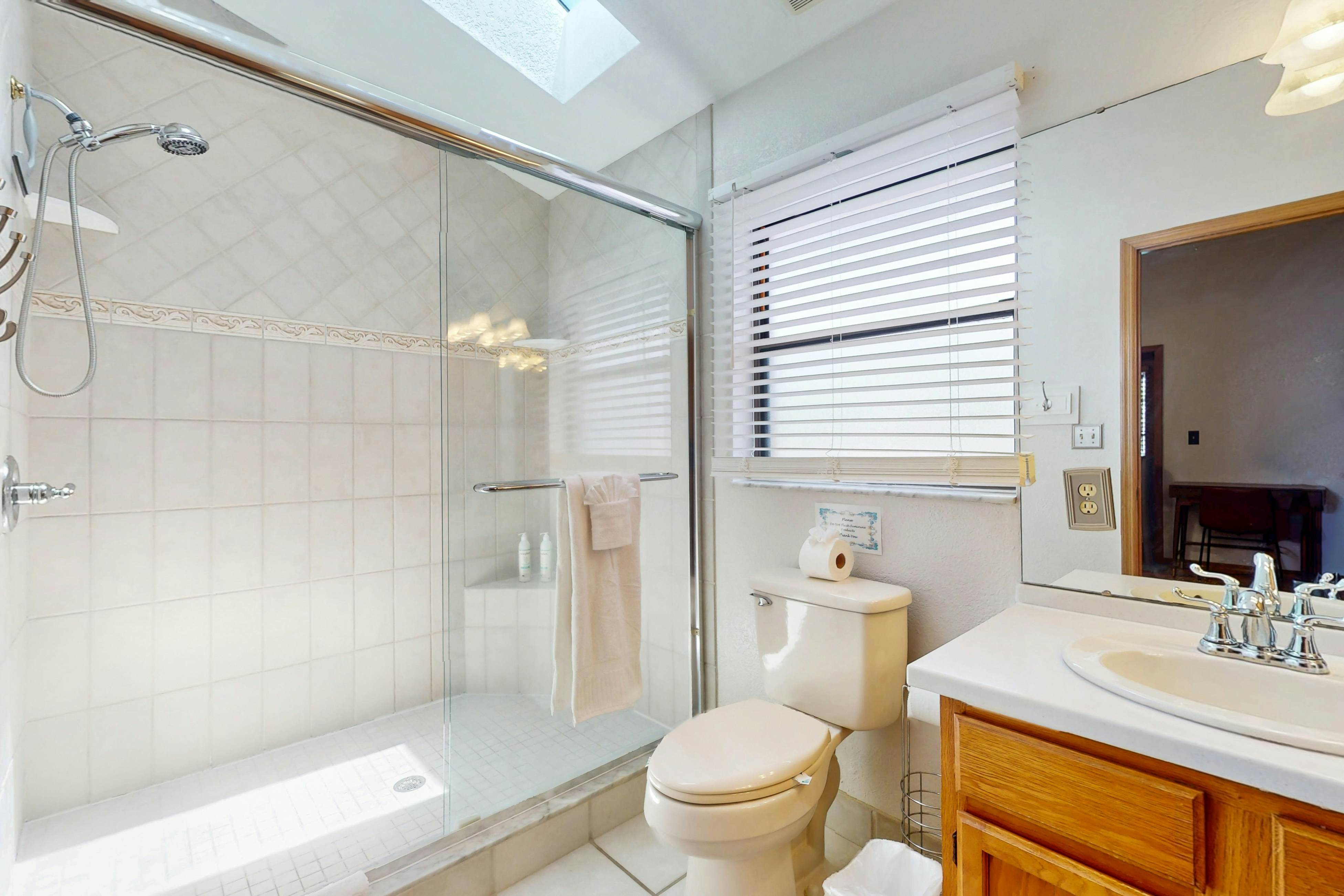 Charming retreat with pool dog friendly centrally located near Gulf with WD