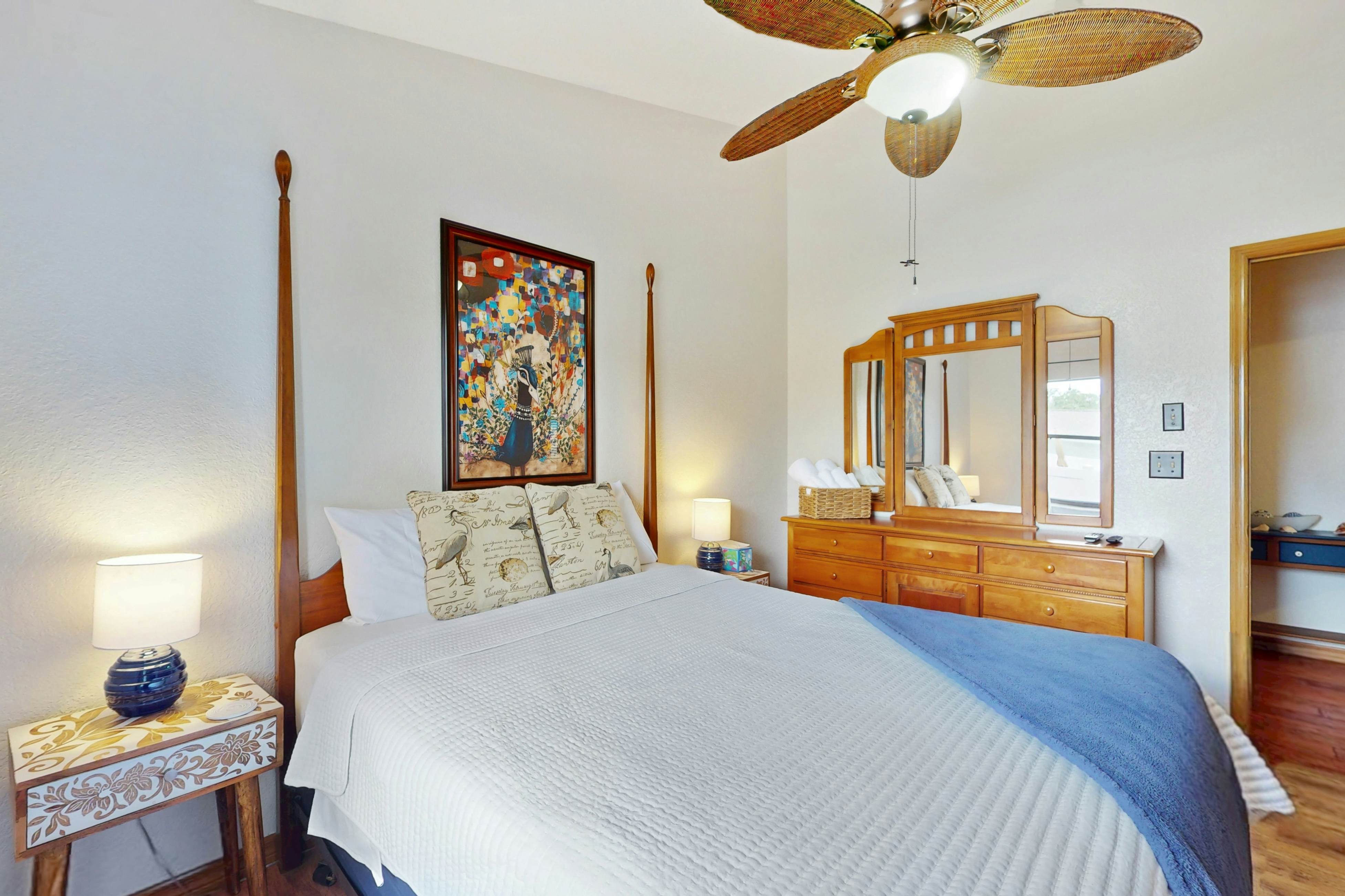 Charming retreat with pool dog friendly centrally located near Gulf with WD