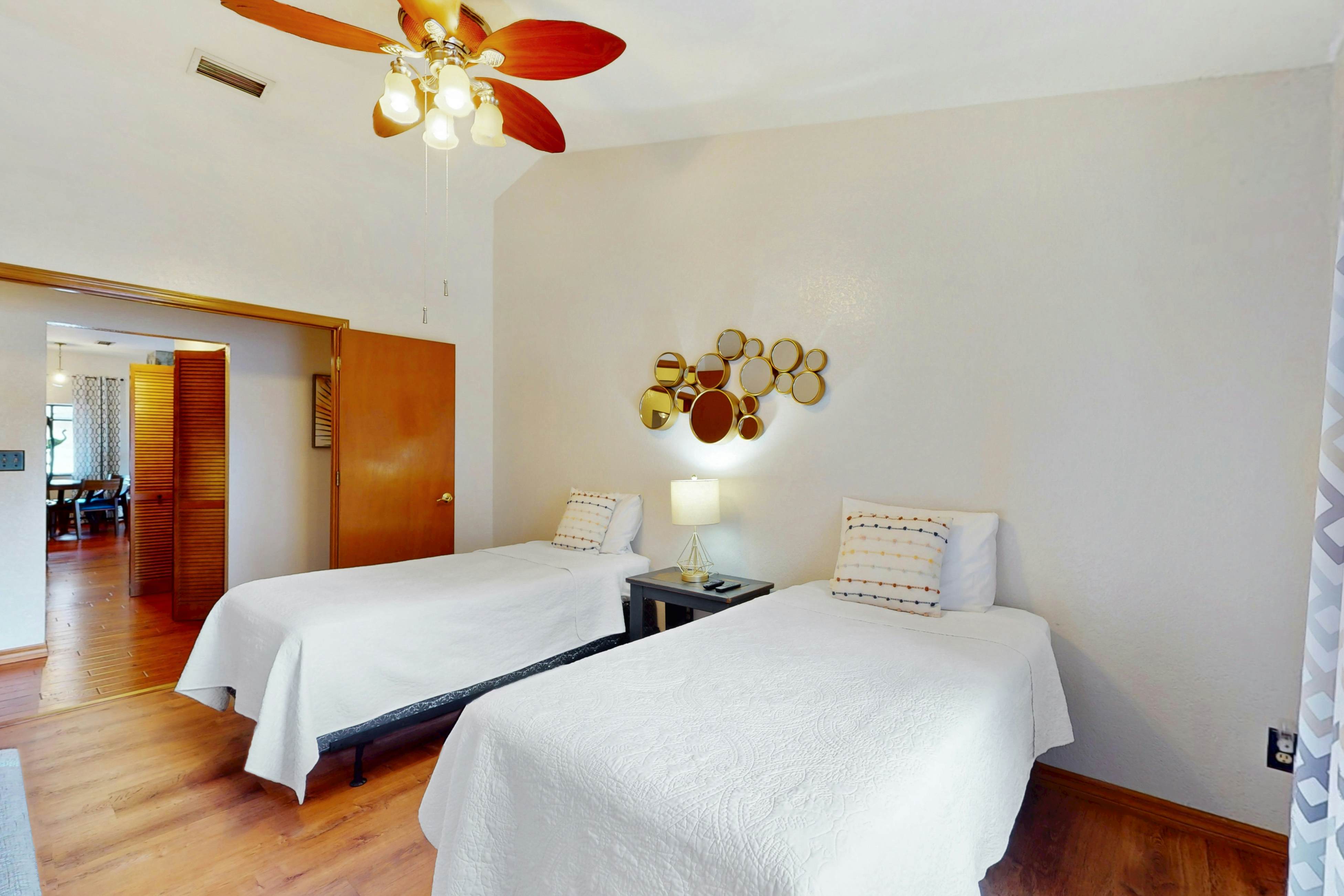 Charming retreat with pool dog friendly centrally located near Gulf with WD