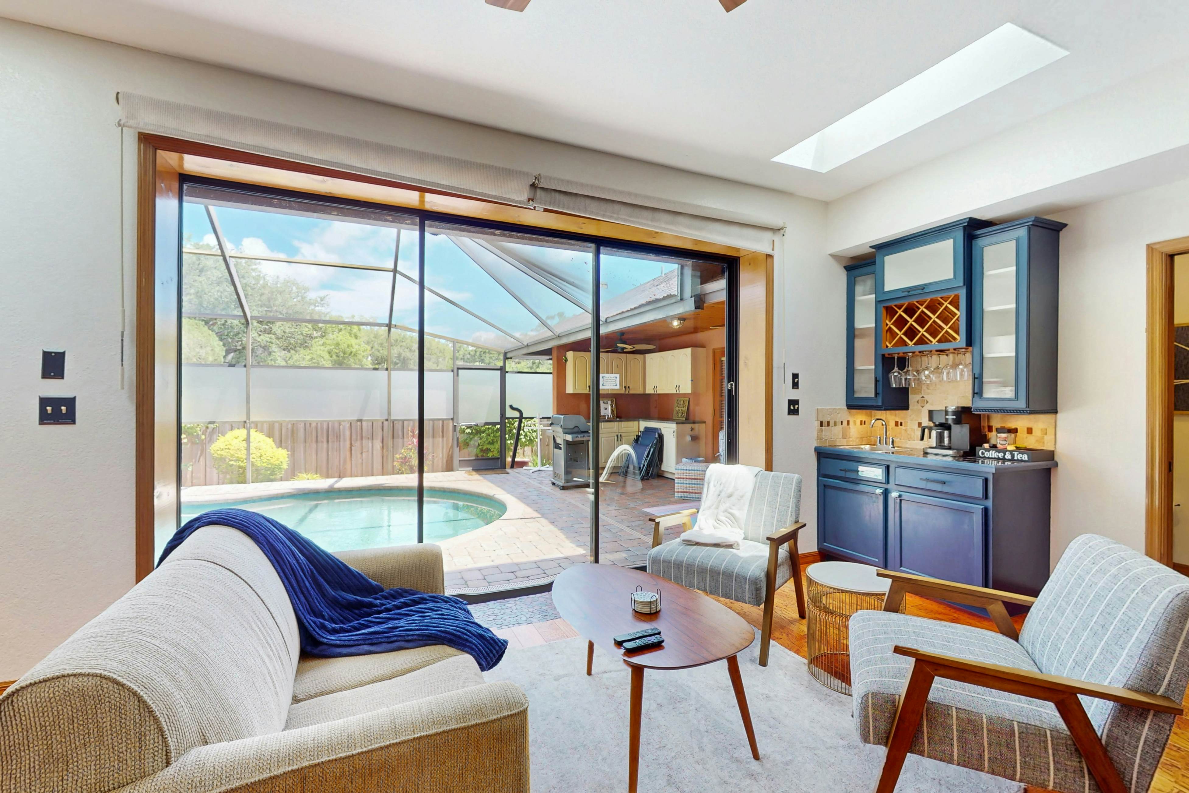 Charming retreat with pool dog friendly centrally located near Gulf with WD