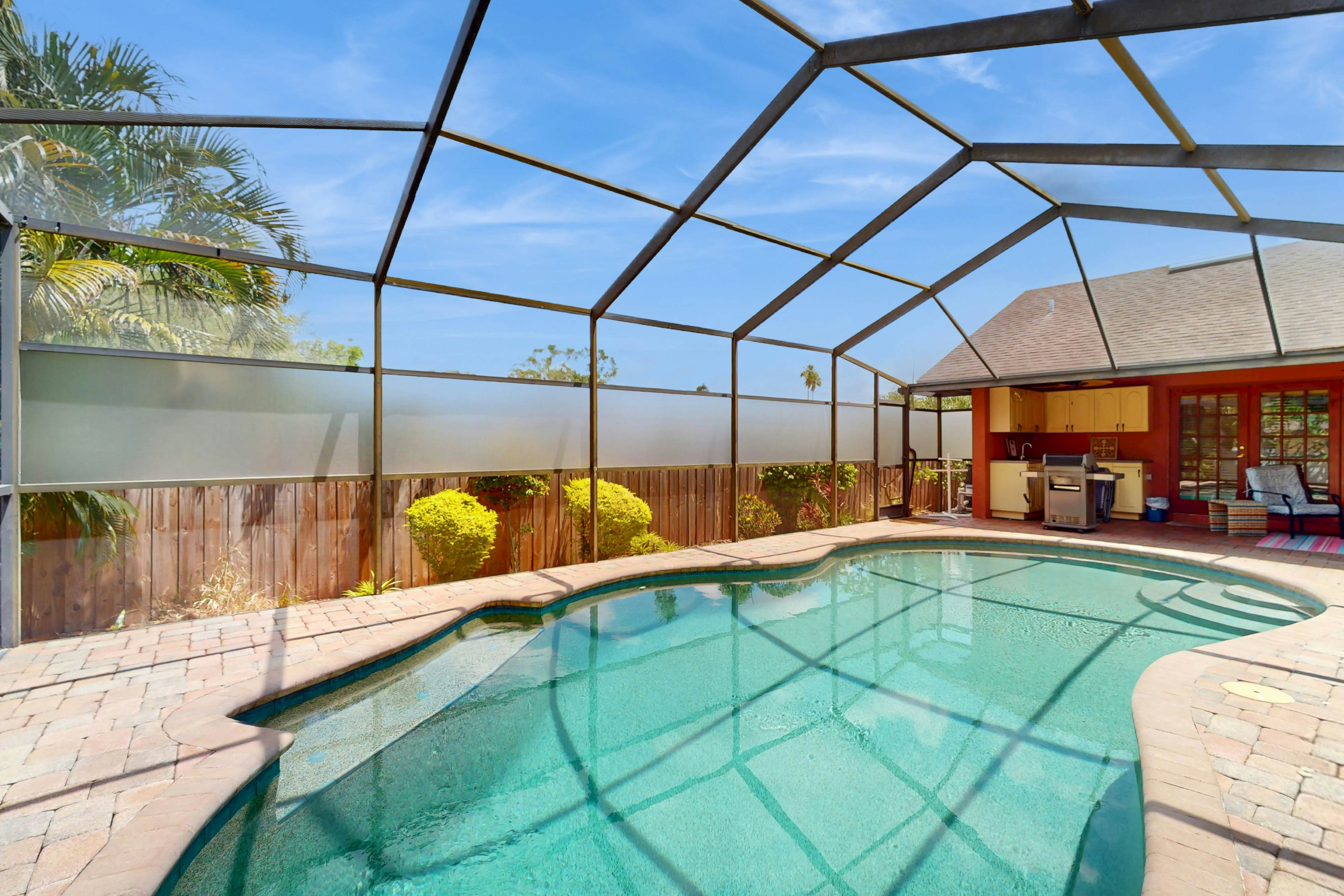 Charming retreat with pool dog friendly centrally located near Gulf with WD