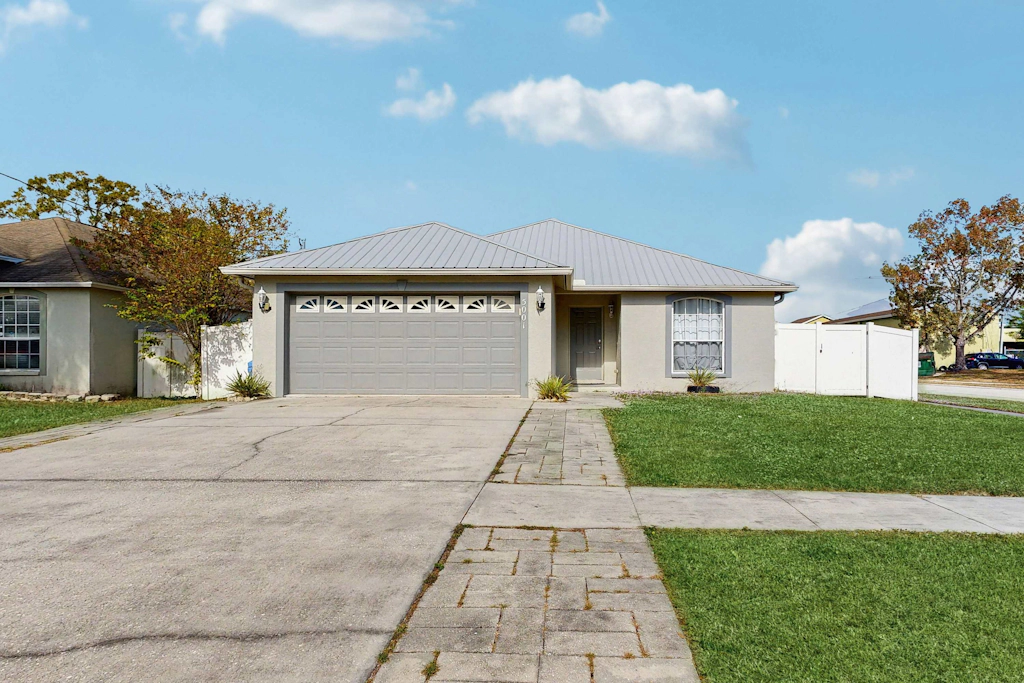 Centrally located close to dining shopping beaches AC WIFI patio