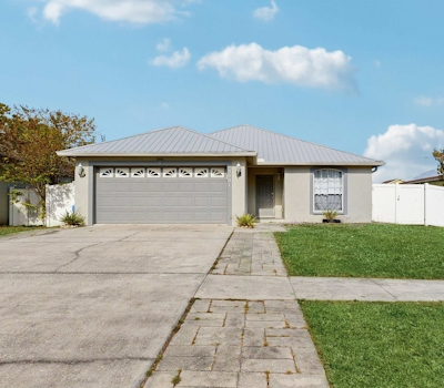 Centrally located close to dining shopping beaches AC WIFI patio