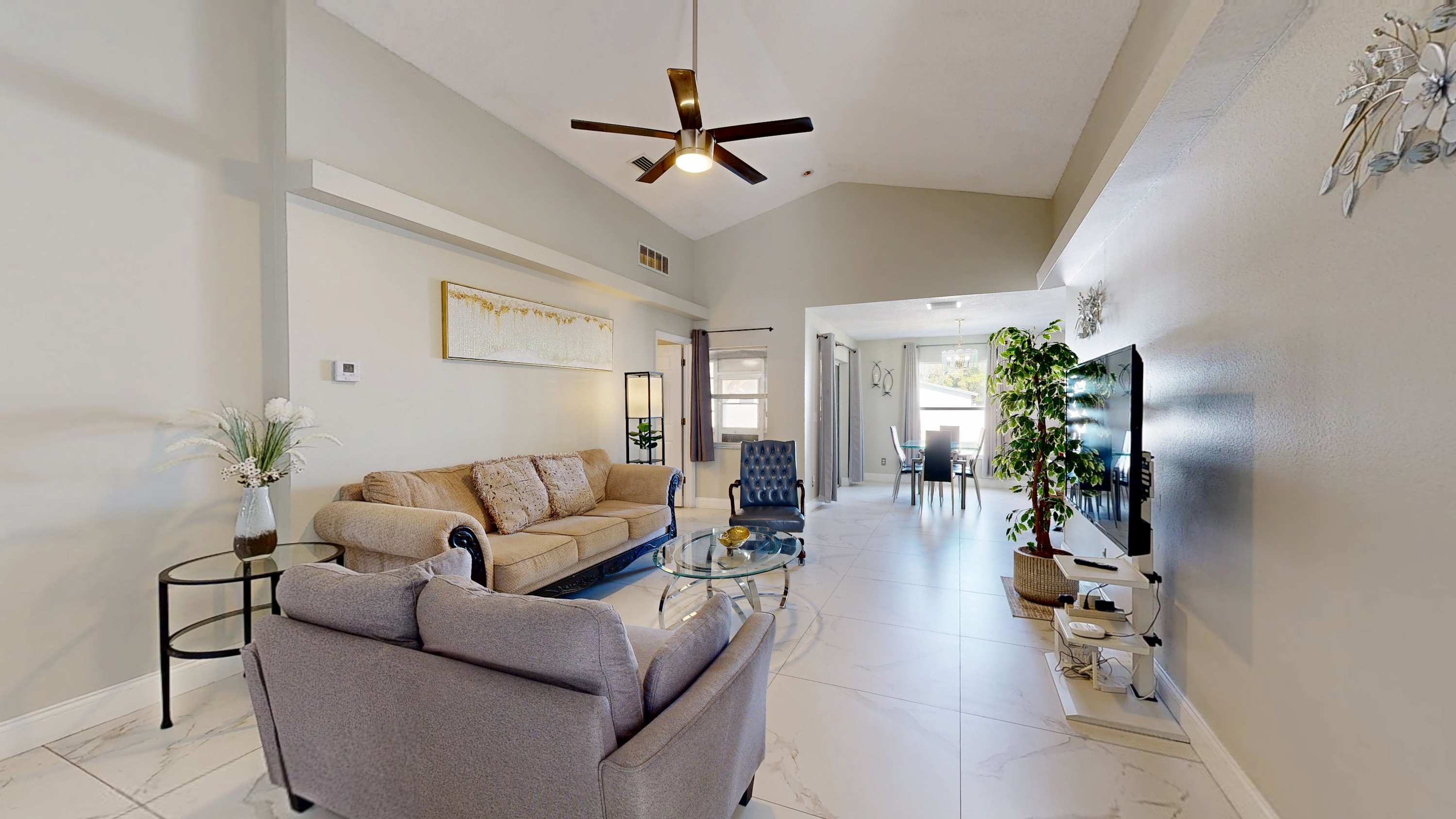 Centrally located close to dining shopping beaches AC WIFI patio