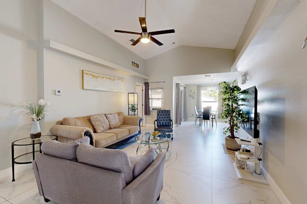 Centrally located close to dining shopping beaches AC WIFI patio