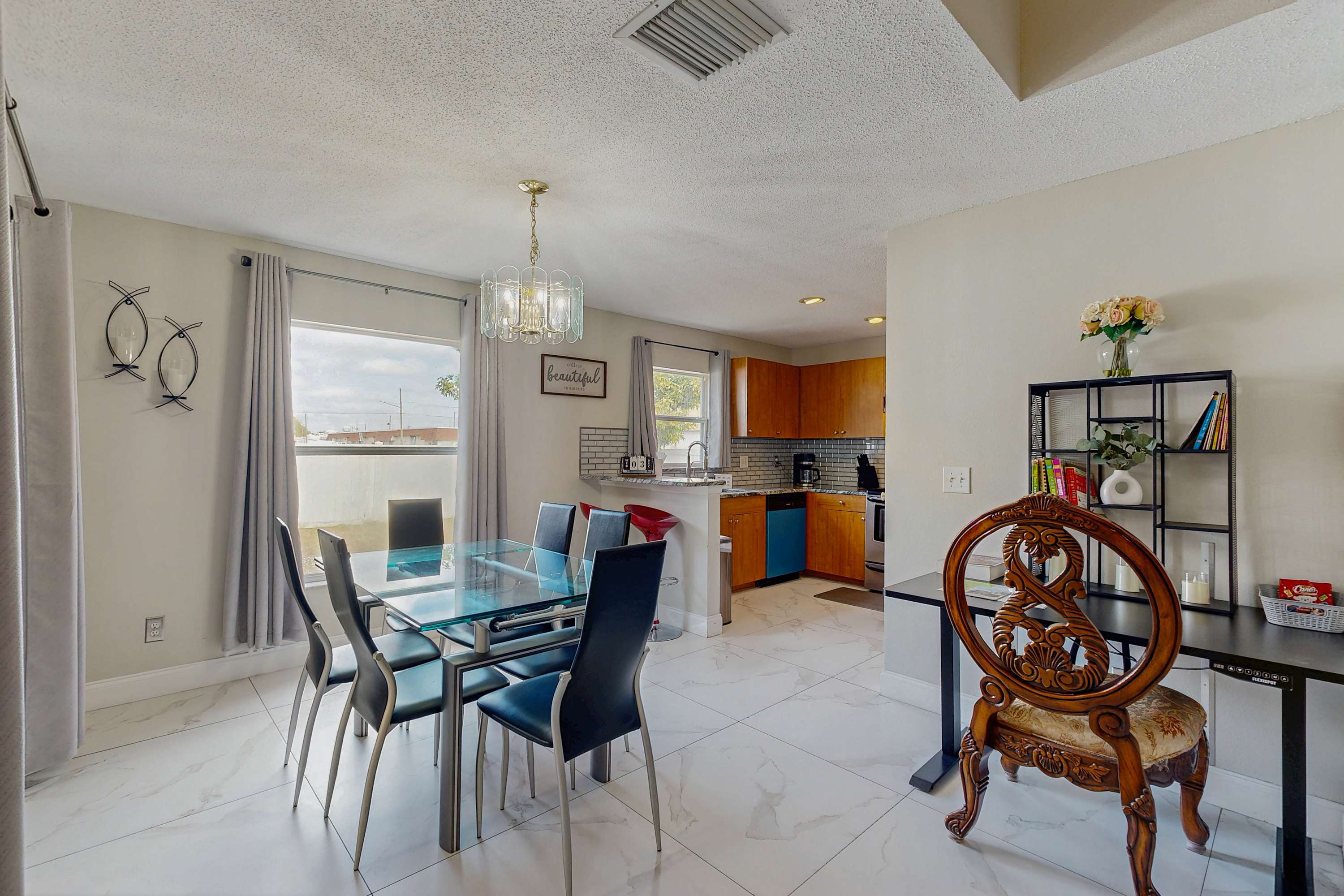 Centrally located close to dining shopping beaches AC WIFI patio