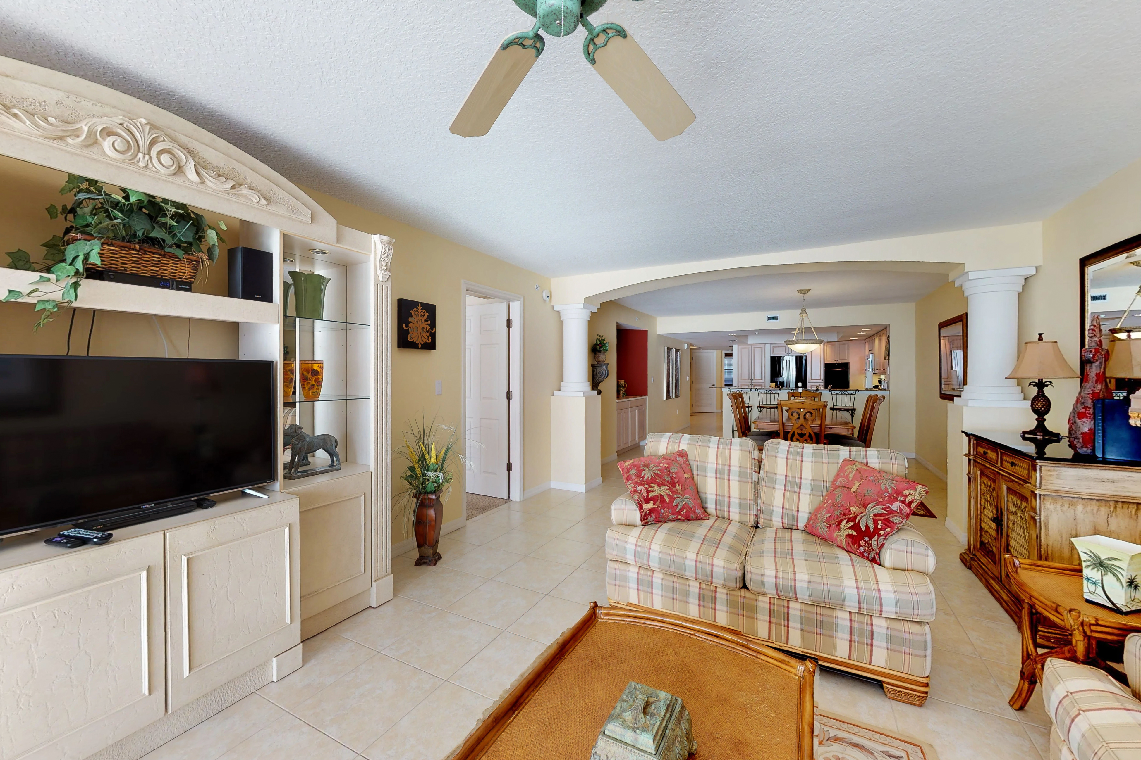 Luxurious waterfront penthouse with stunning Gulf views hot tub and two pools