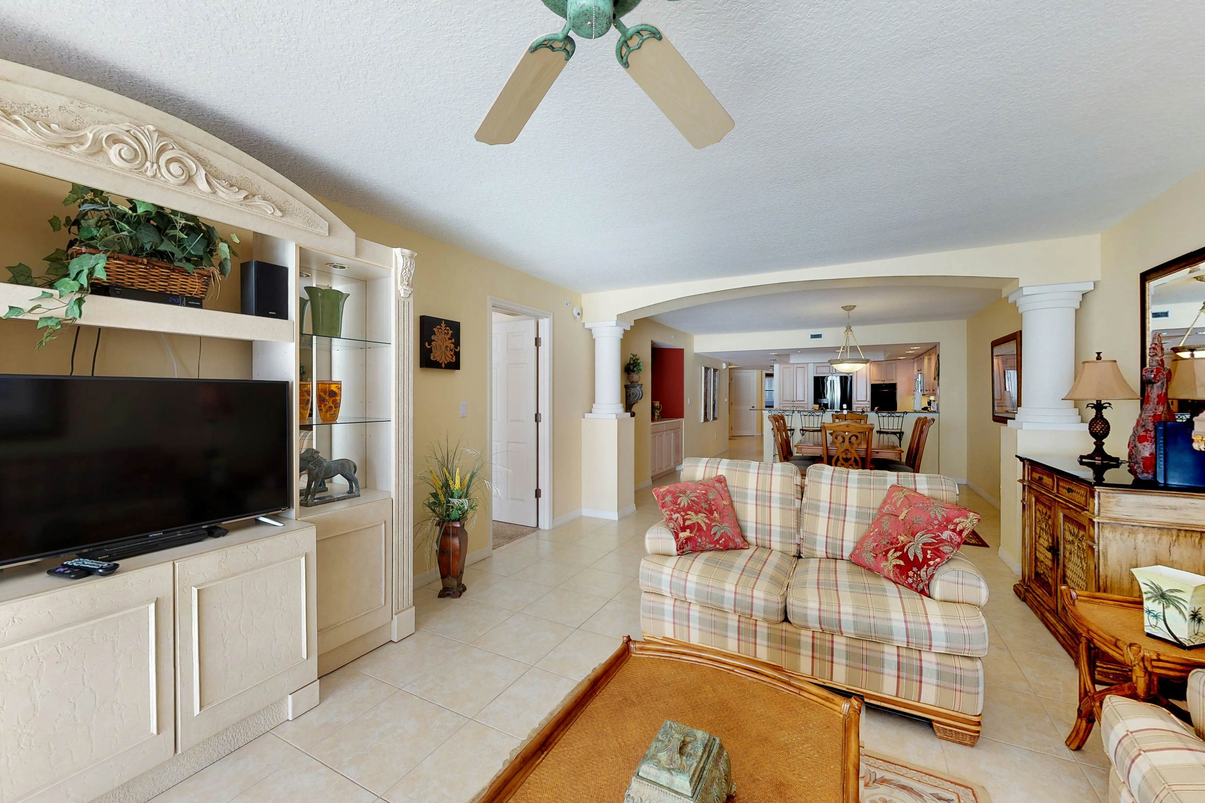 Luxurious waterfront penthouse with stunning Gulf views, hot tub & two pools