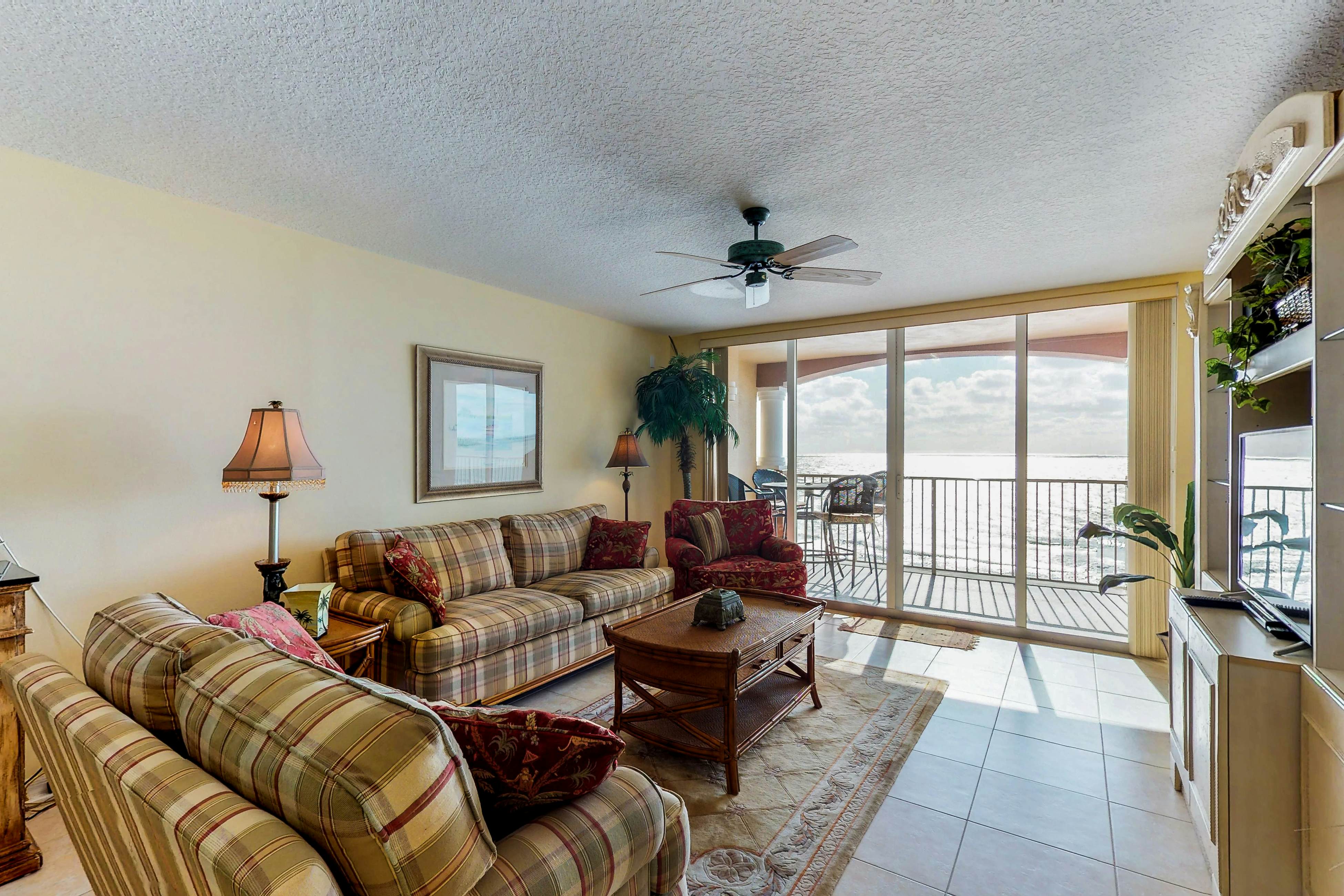 Luxurious waterfront penthouse with stunning Gulf views, hot tub & two pools