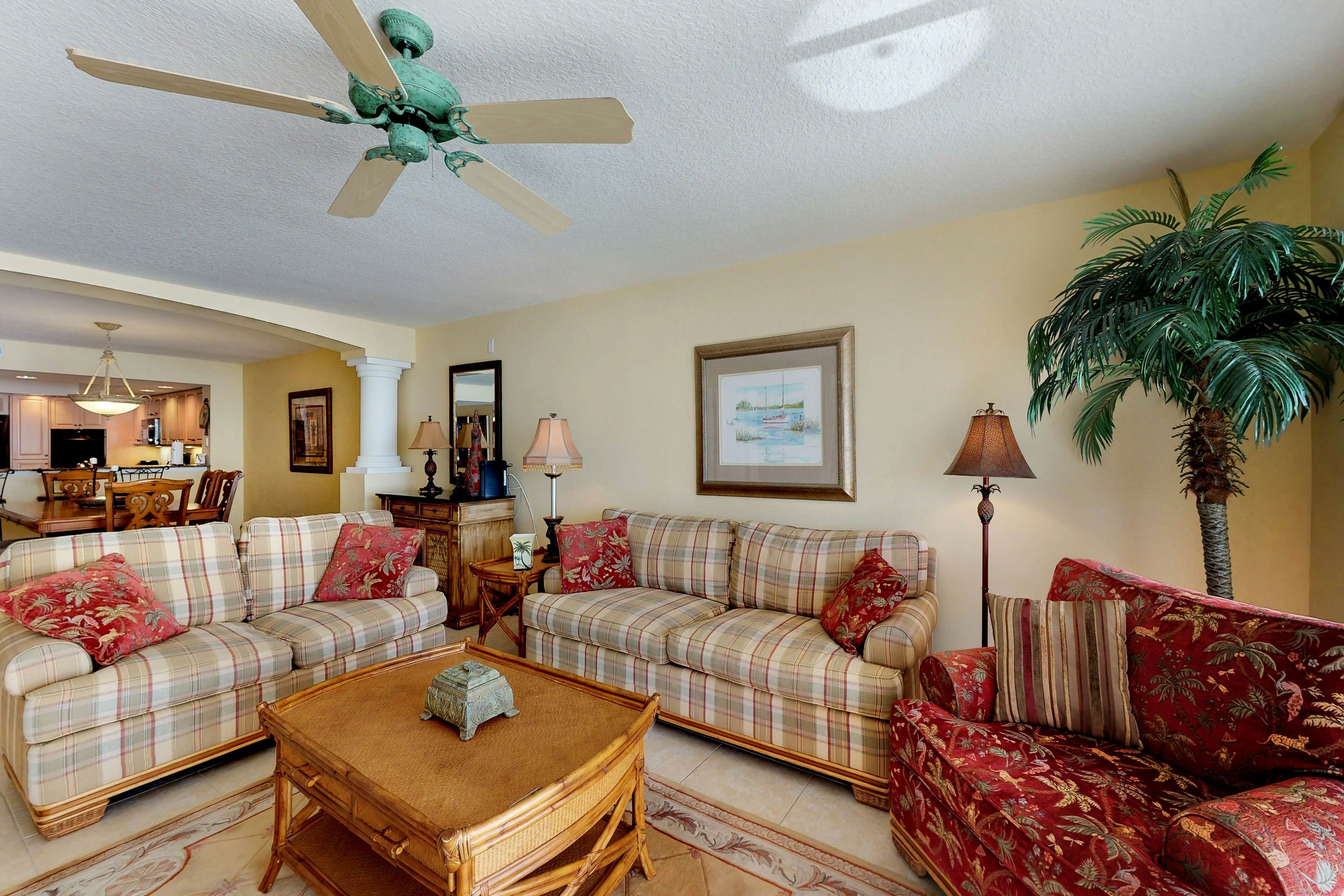 Luxurious waterfront penthouse with stunning Gulf views, hot tub & two pools