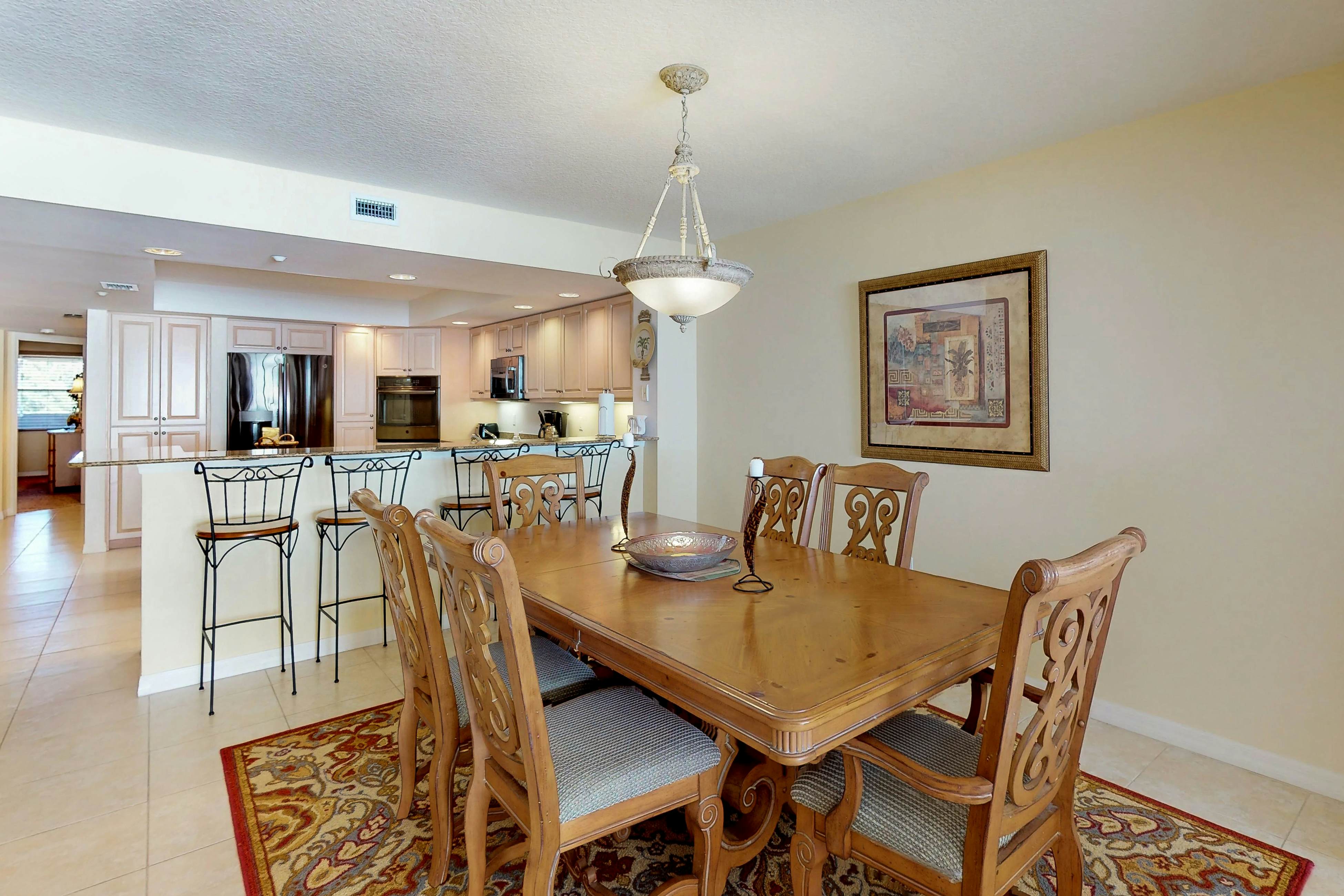 Luxurious waterfront penthouse with stunning Gulf views, hot tub & two pools