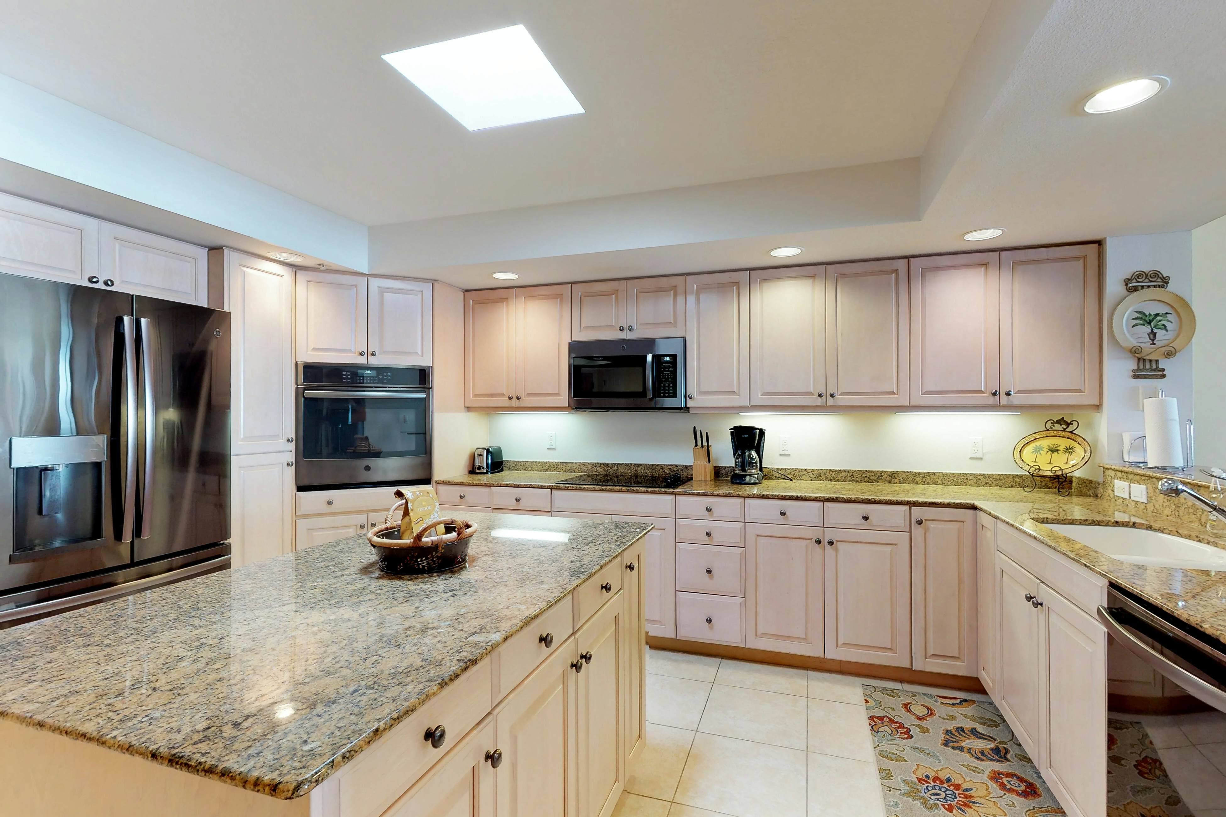 Luxurious waterfront penthouse with stunning Gulf views, hot tub & two pools