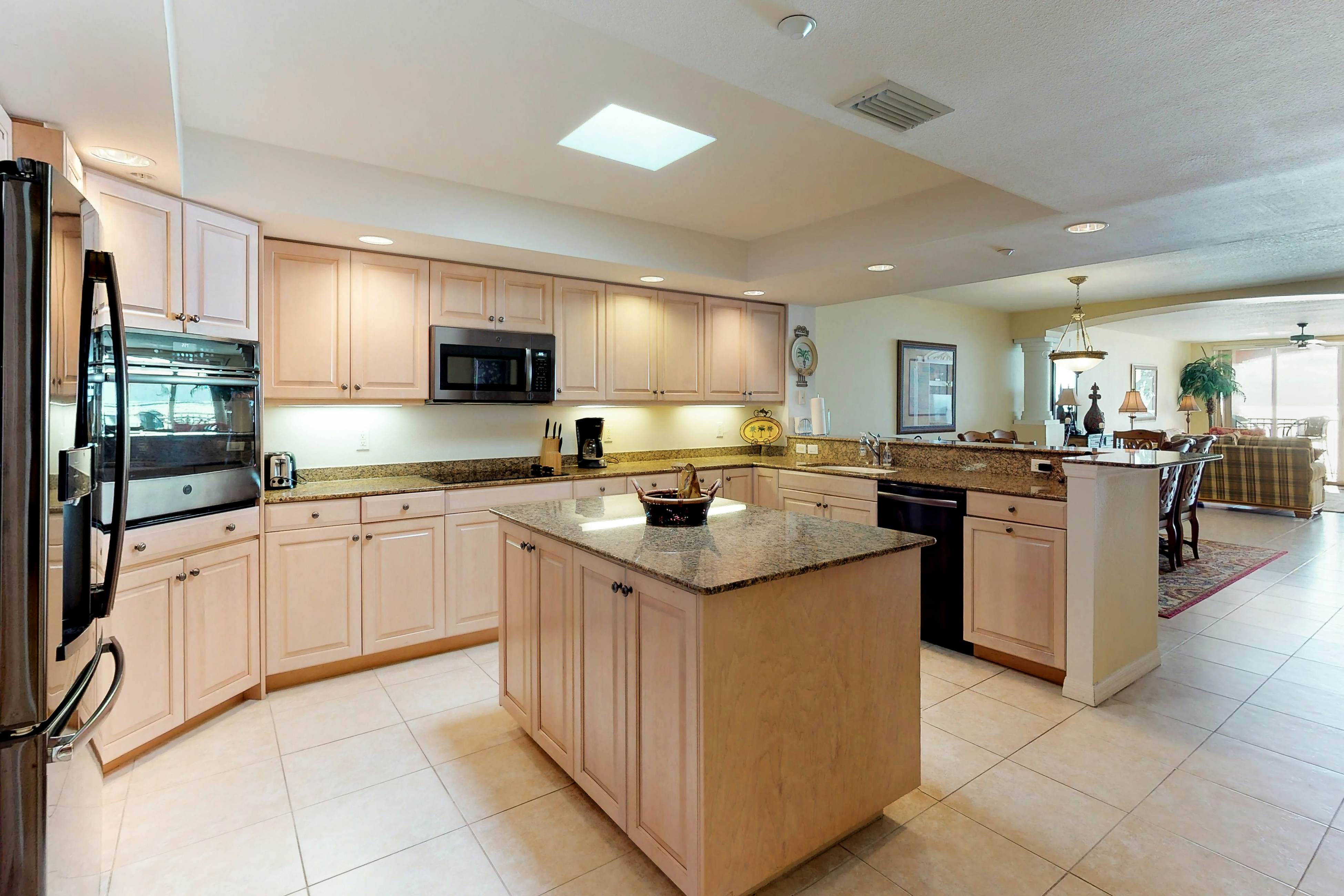 Luxurious waterfront penthouse with stunning Gulf views, hot tub & two pools