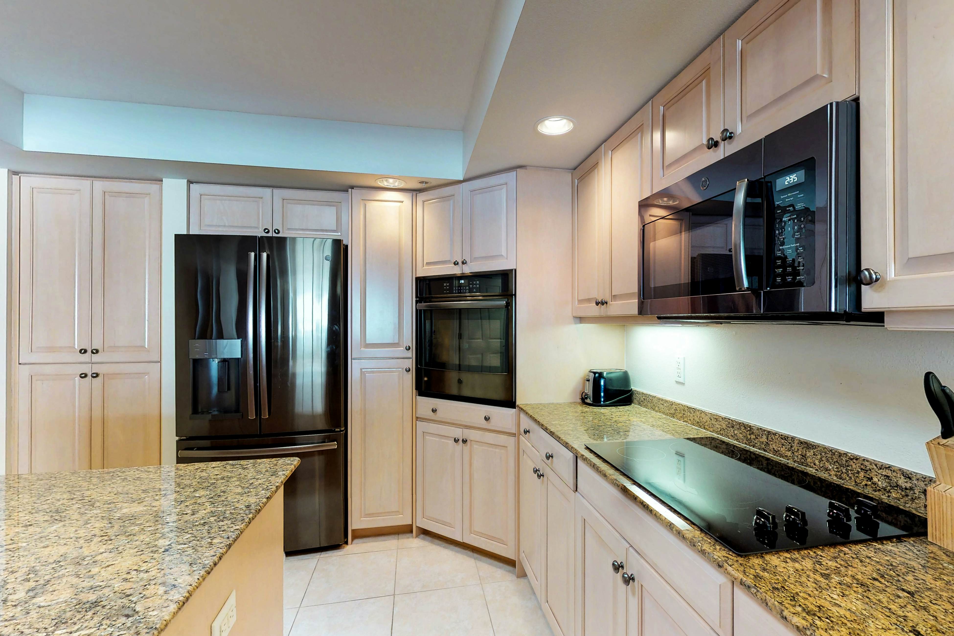 Luxurious waterfront penthouse with stunning Gulf views, hot tub & two pools