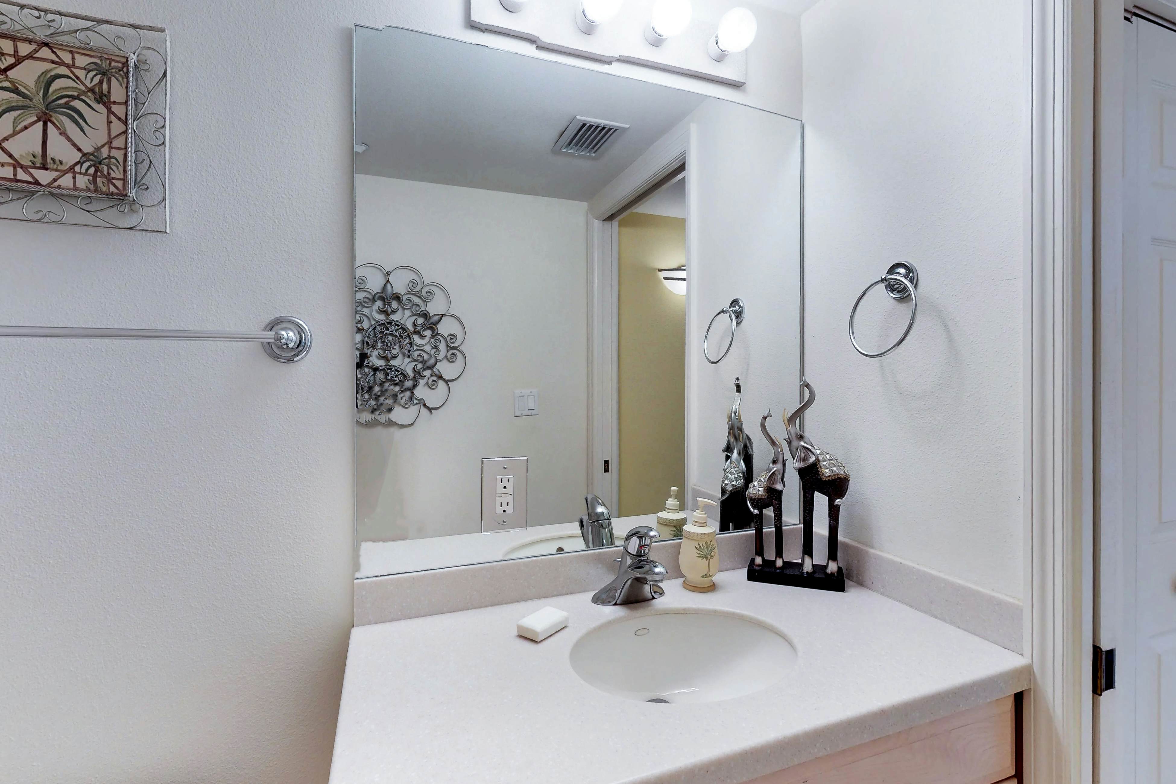 Luxurious waterfront penthouse with stunning Gulf views, hot tub & two pools