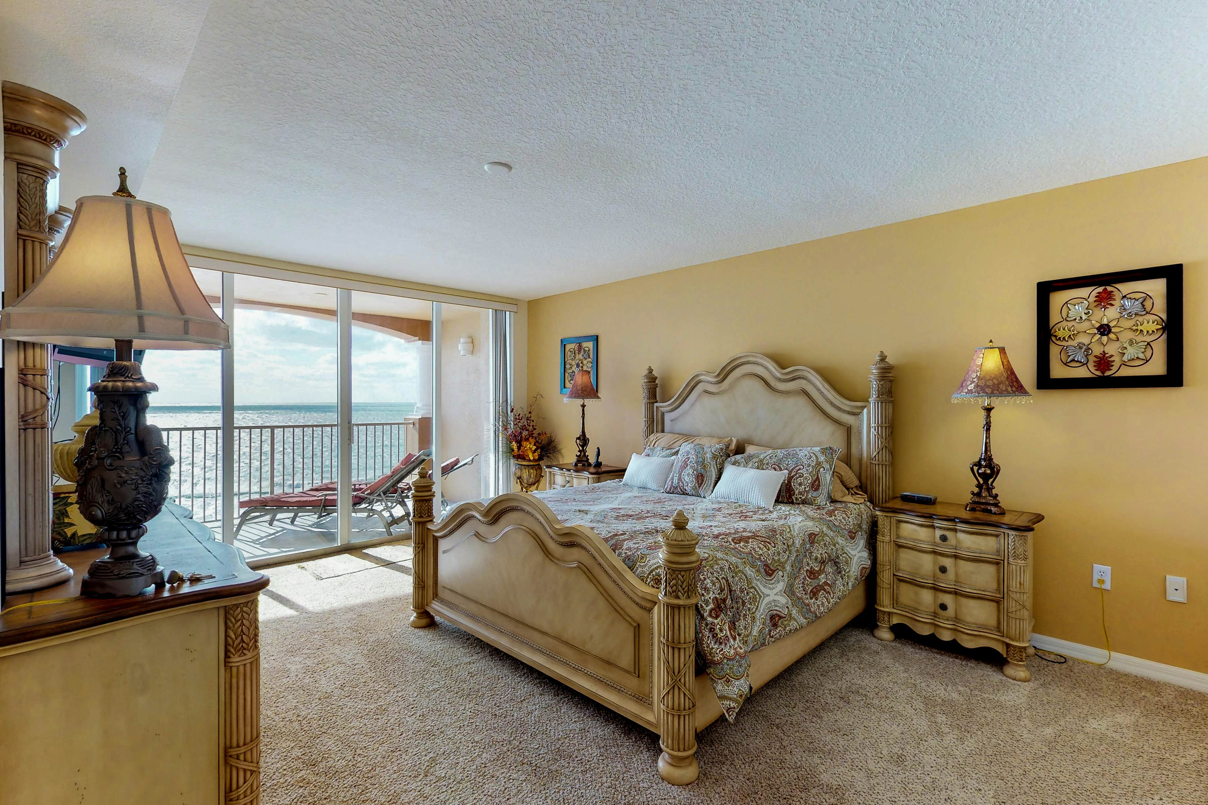 Luxurious waterfront penthouse with stunning Gulf views, hot tub & two pools