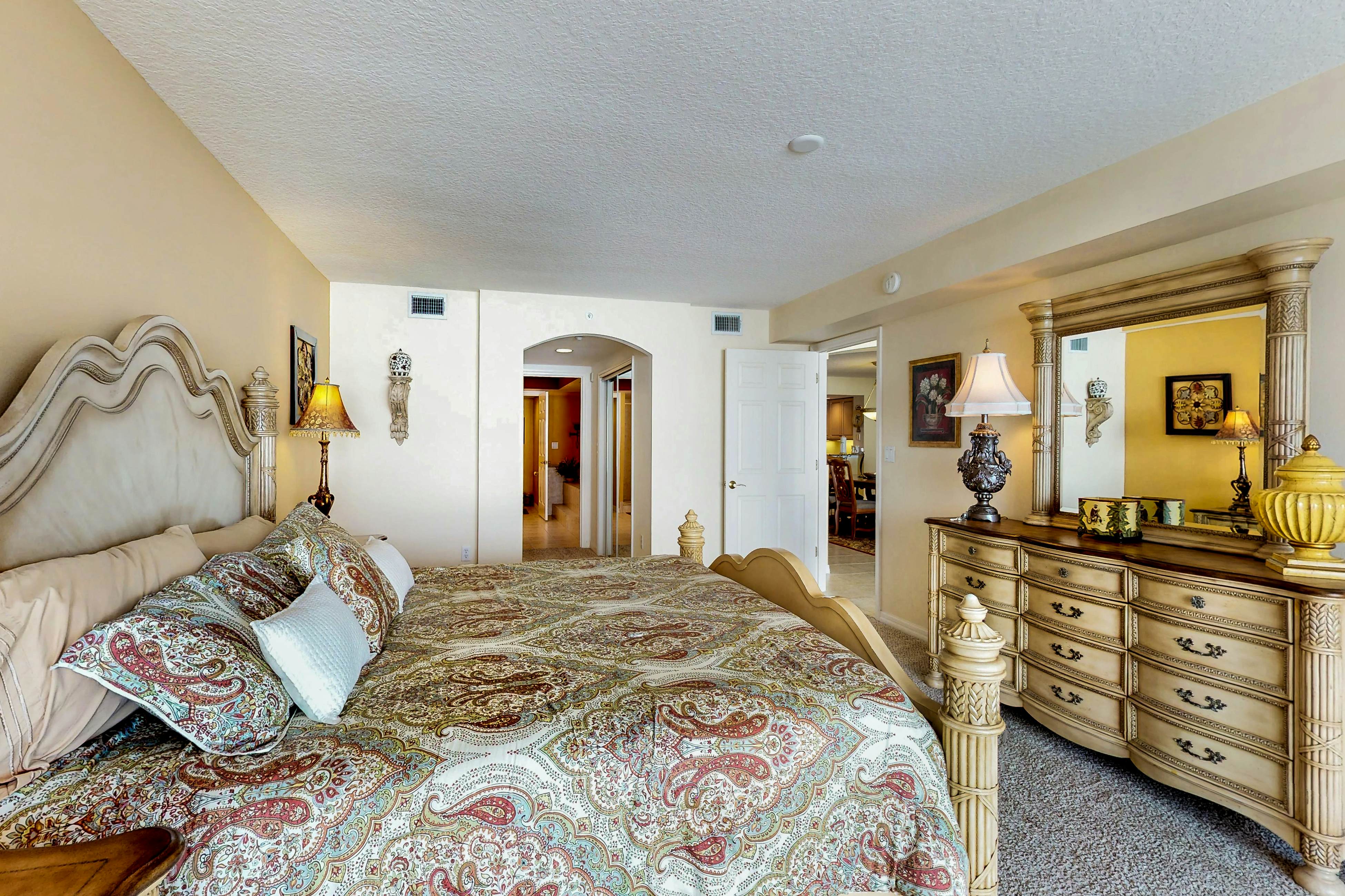 Luxurious waterfront penthouse with stunning Gulf views, hot tub & two pools