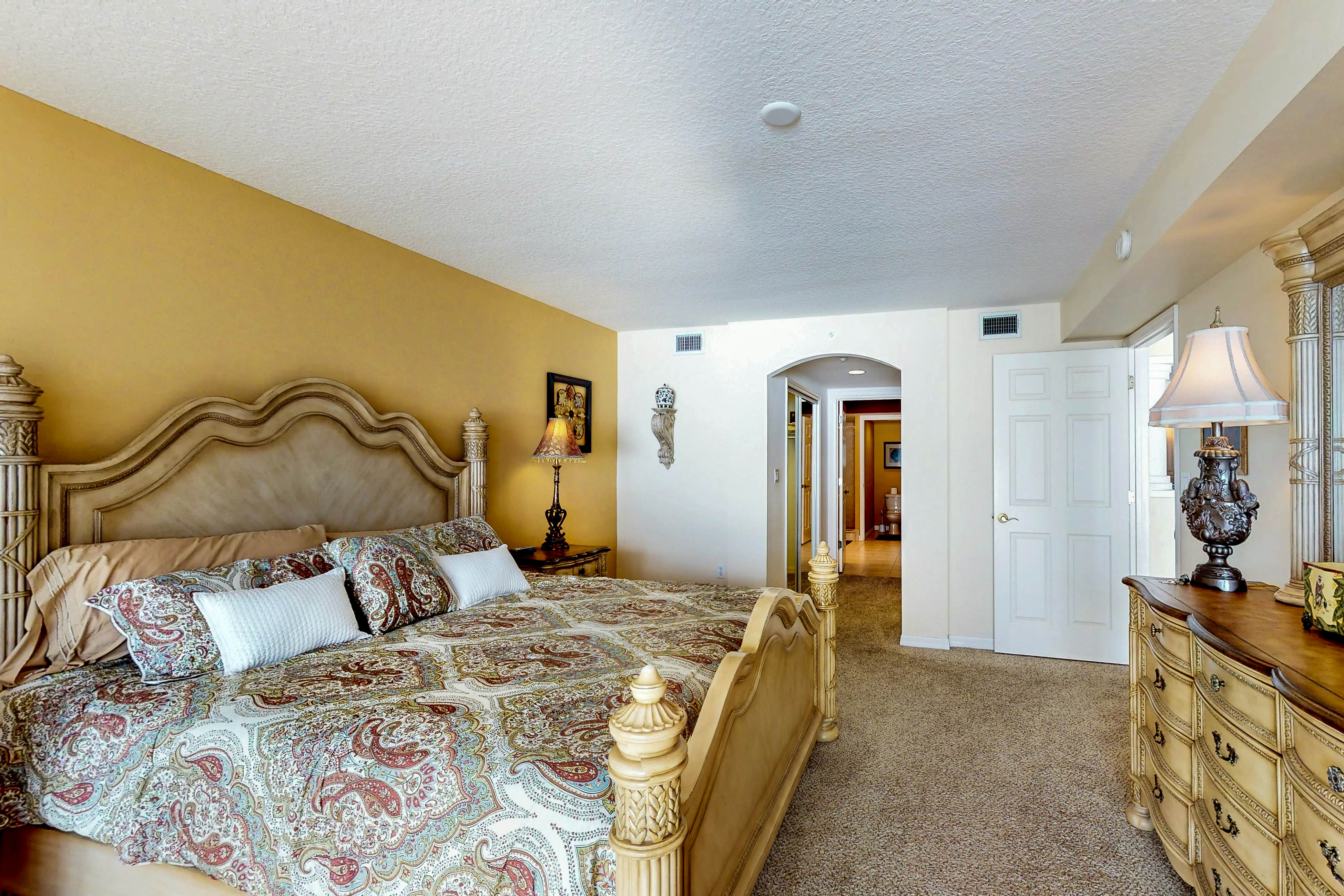 Luxurious waterfront penthouse with stunning Gulf views, hot tub & two pools