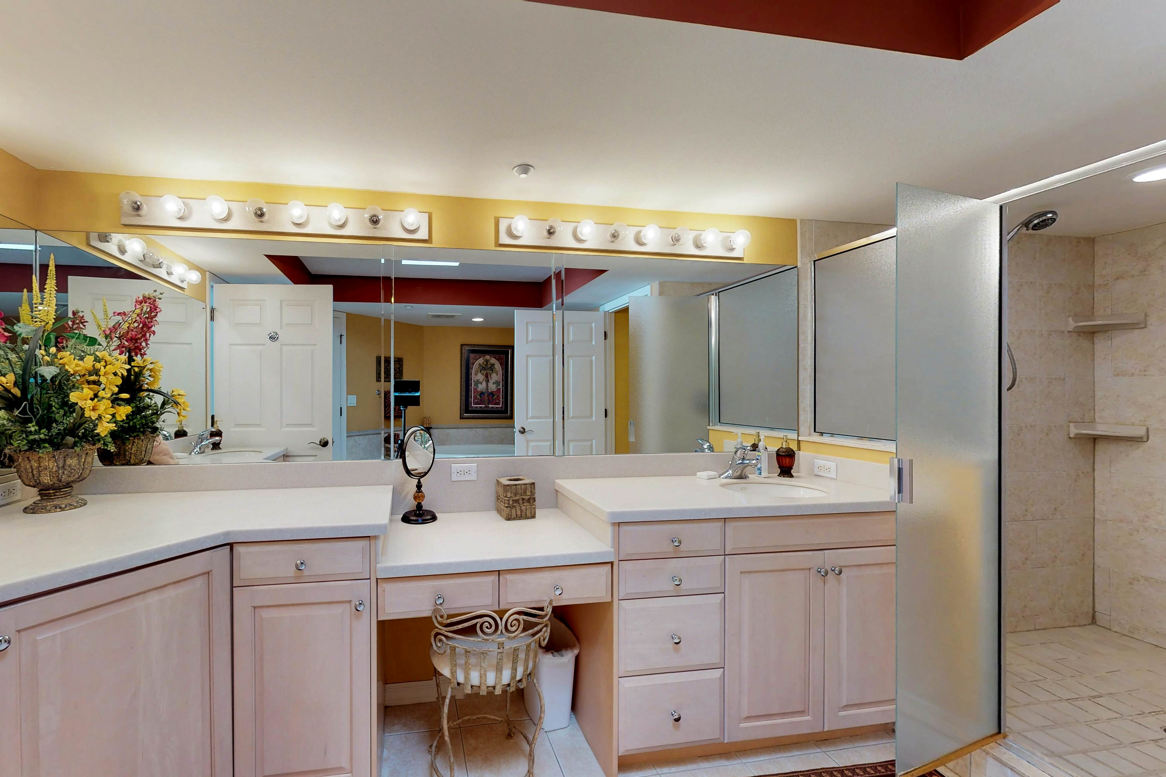 Luxurious waterfront penthouse with stunning Gulf views, hot tub & two pools