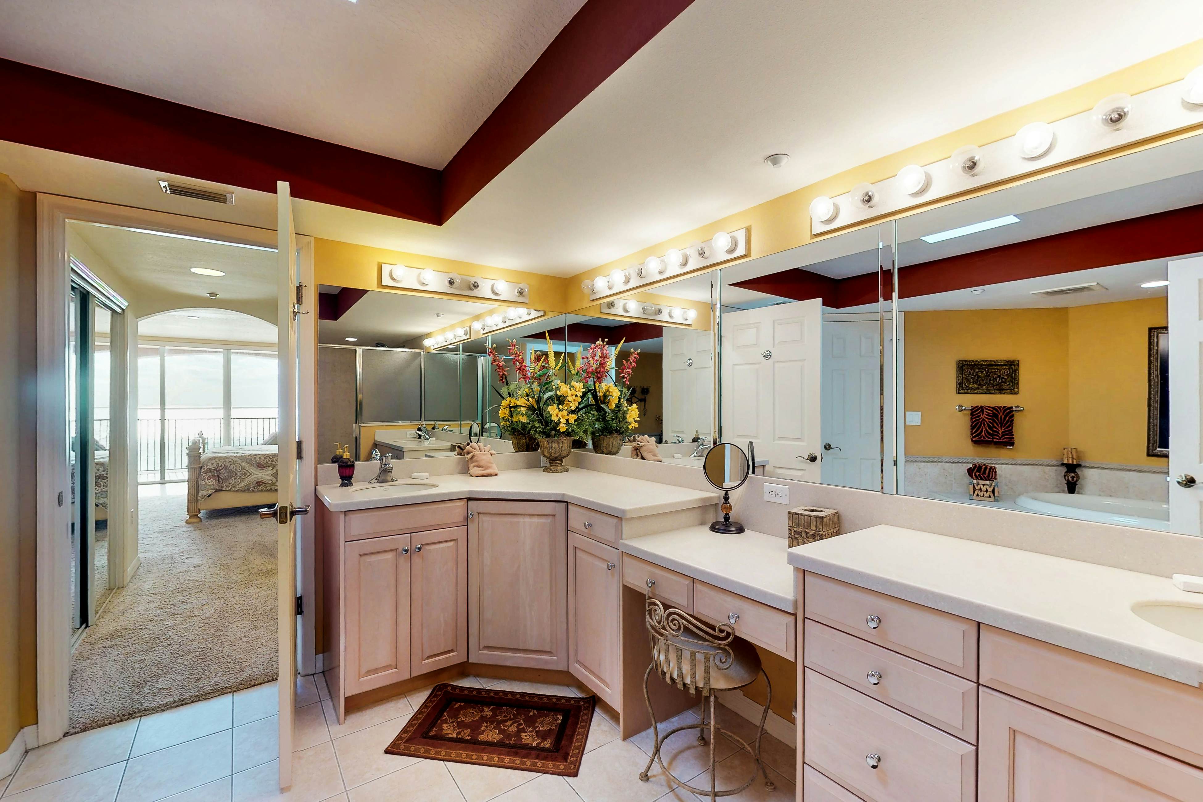 Luxurious waterfront penthouse with stunning Gulf views, hot tub & two pools