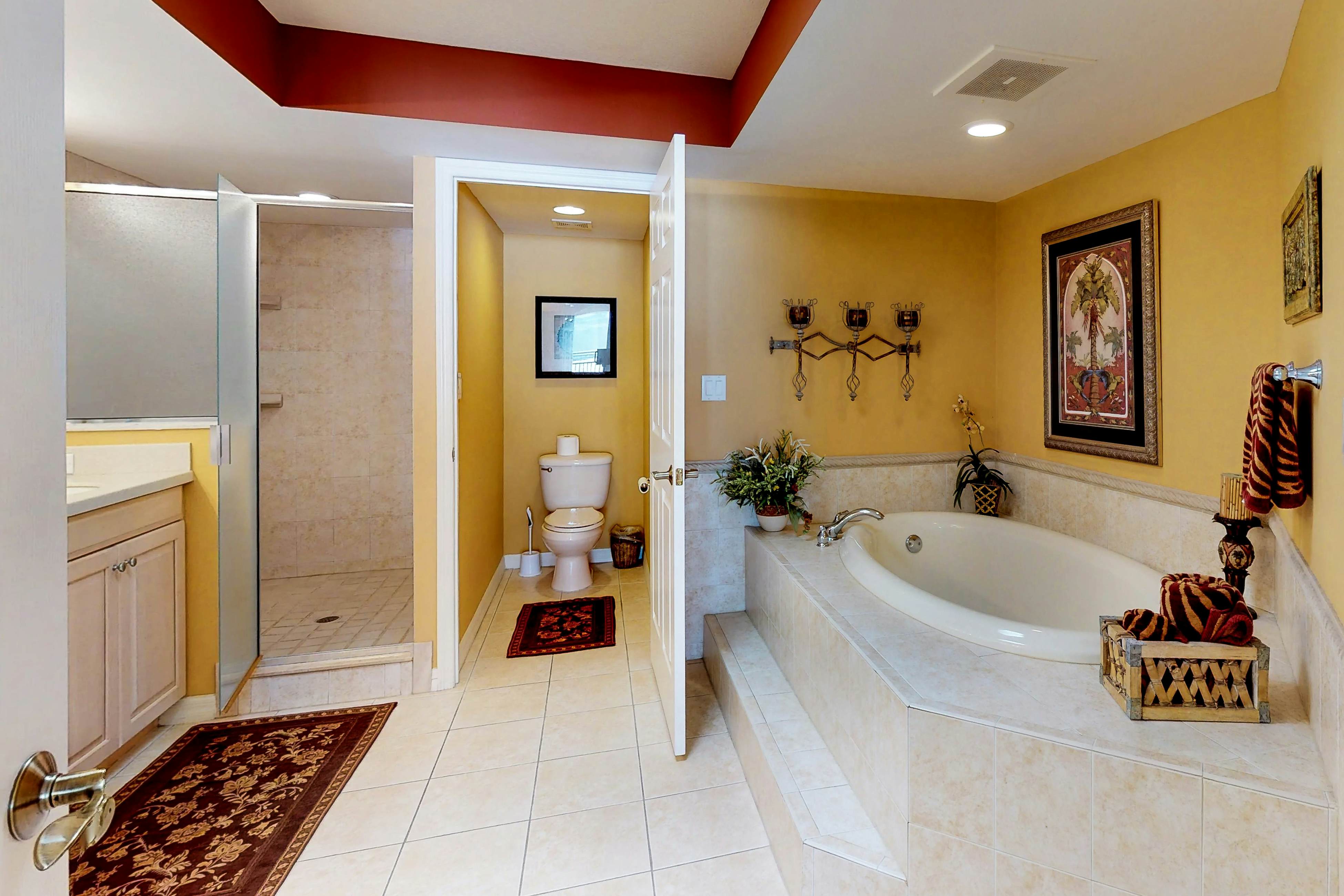 Luxurious waterfront penthouse with stunning Gulf views, hot tub & two pools