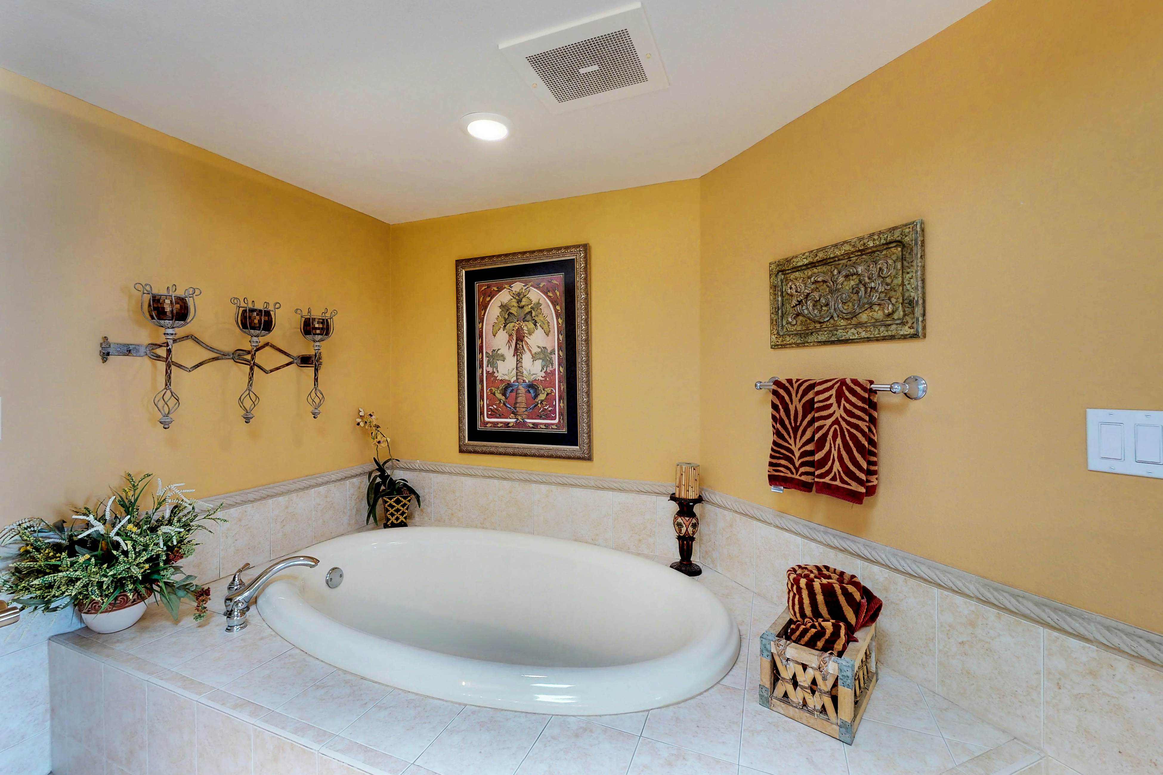 Luxurious waterfront penthouse with stunning Gulf views, hot tub & two pools