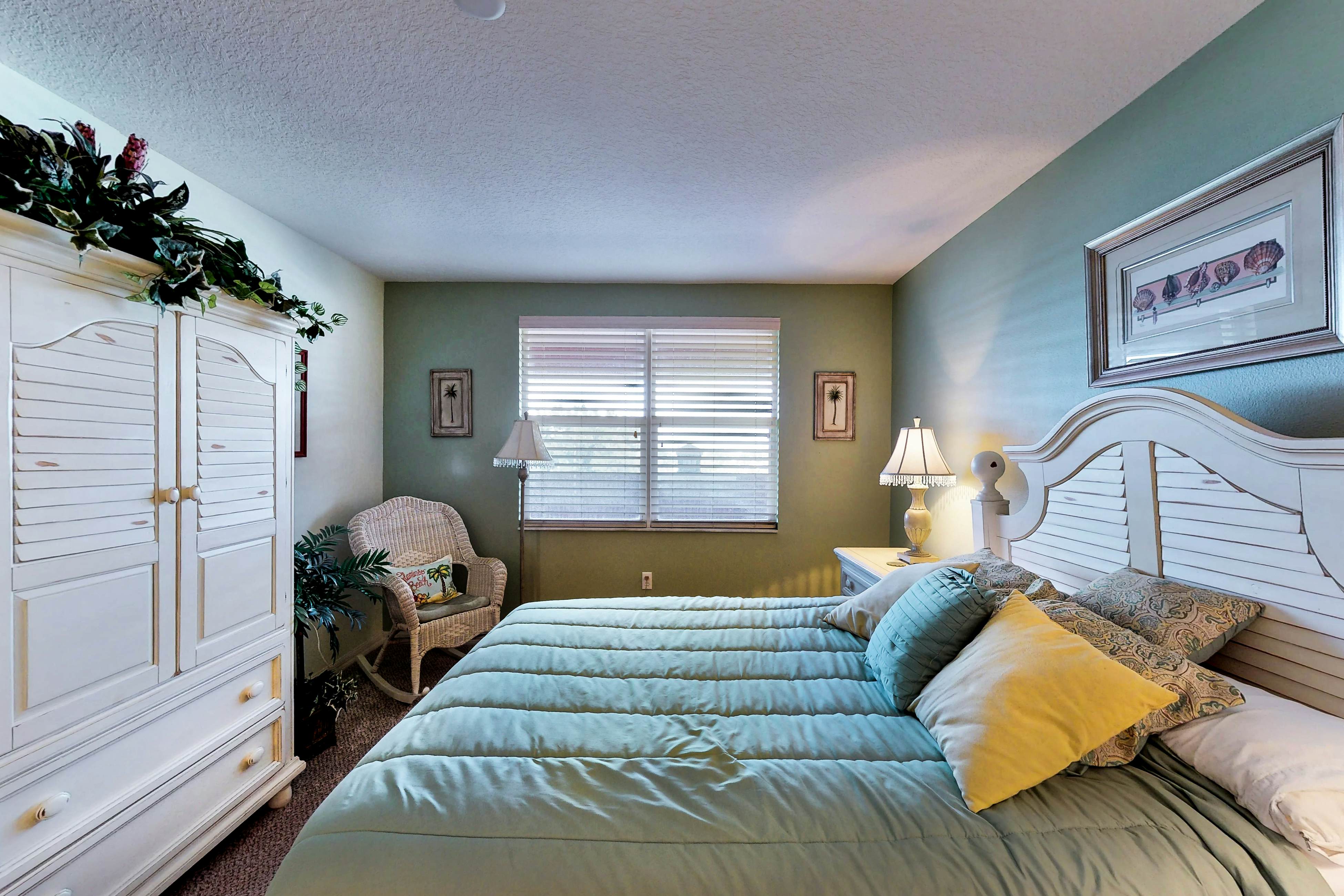 Luxurious waterfront penthouse with stunning Gulf views, hot tub & two pools