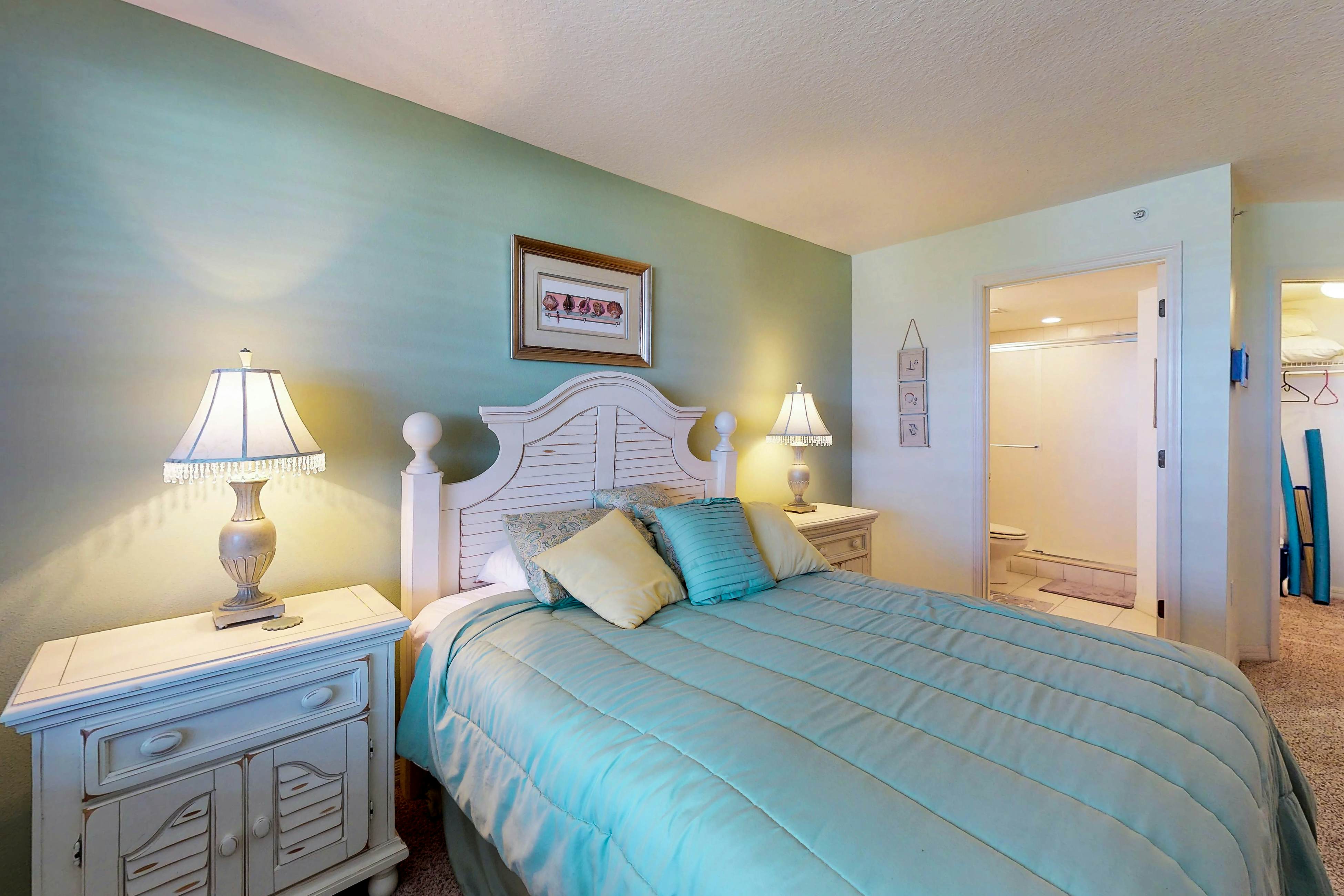 Luxurious waterfront penthouse with stunning Gulf views, hot tub & two pools