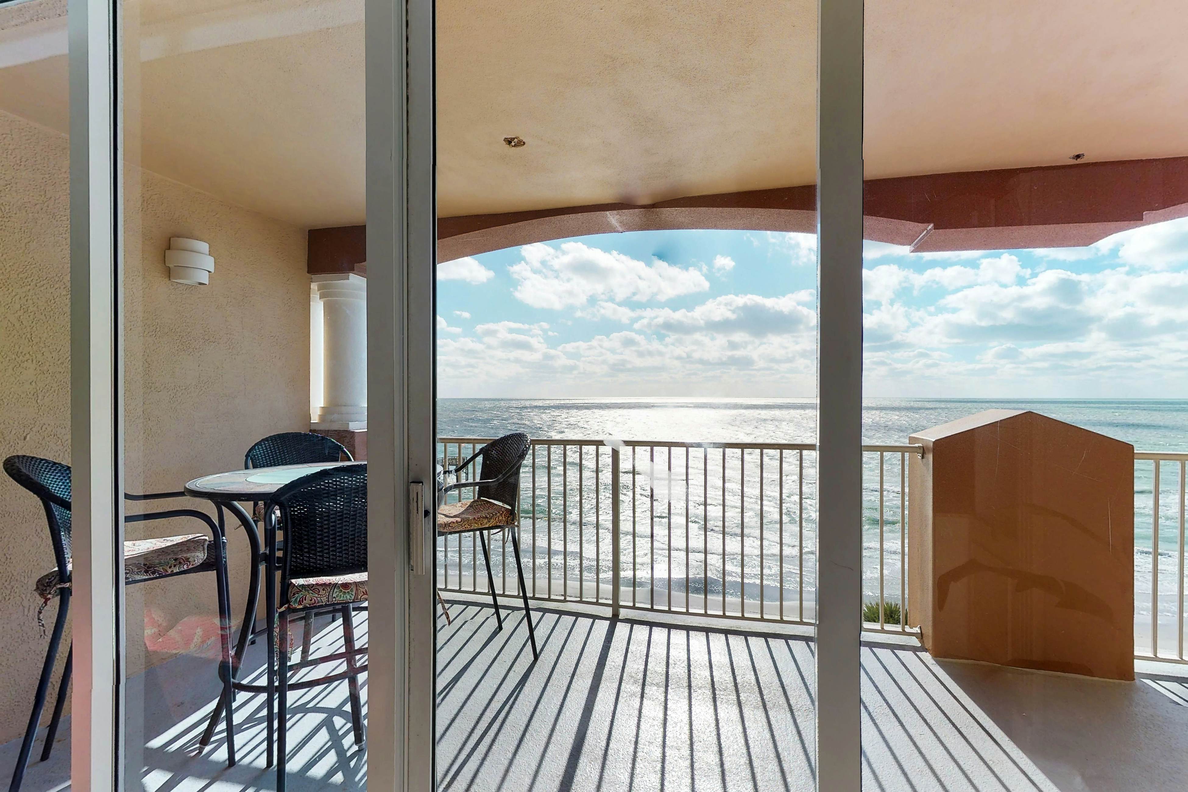 Luxurious waterfront penthouse with stunning Gulf views, hot tub & two pools