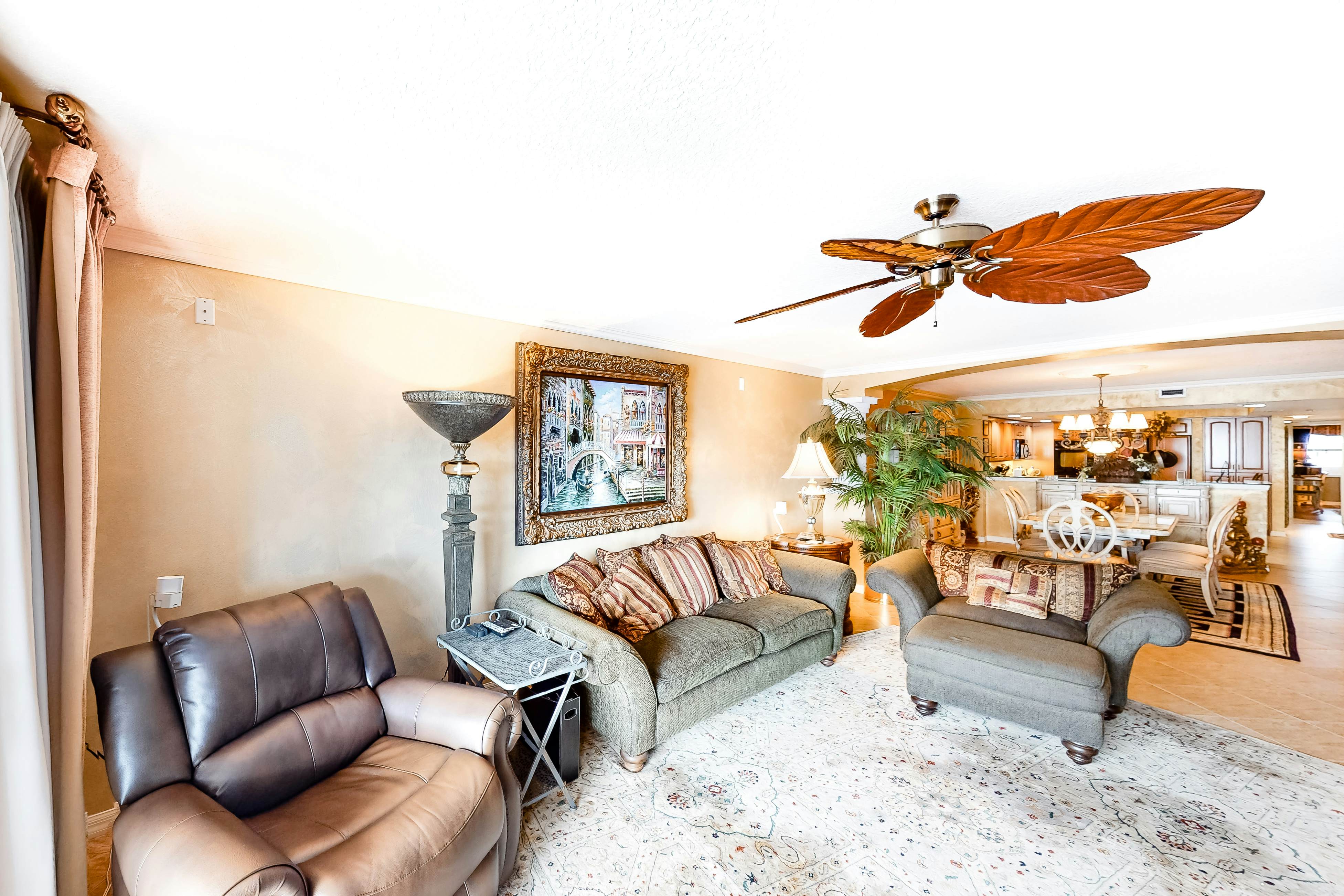 Beachfront condo w/Gulf views, balcony, washer/dryer, central A/C, shared pools