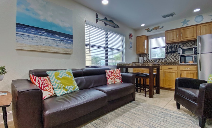 Charming getaway across the street from sparkling waters of Redington Beach