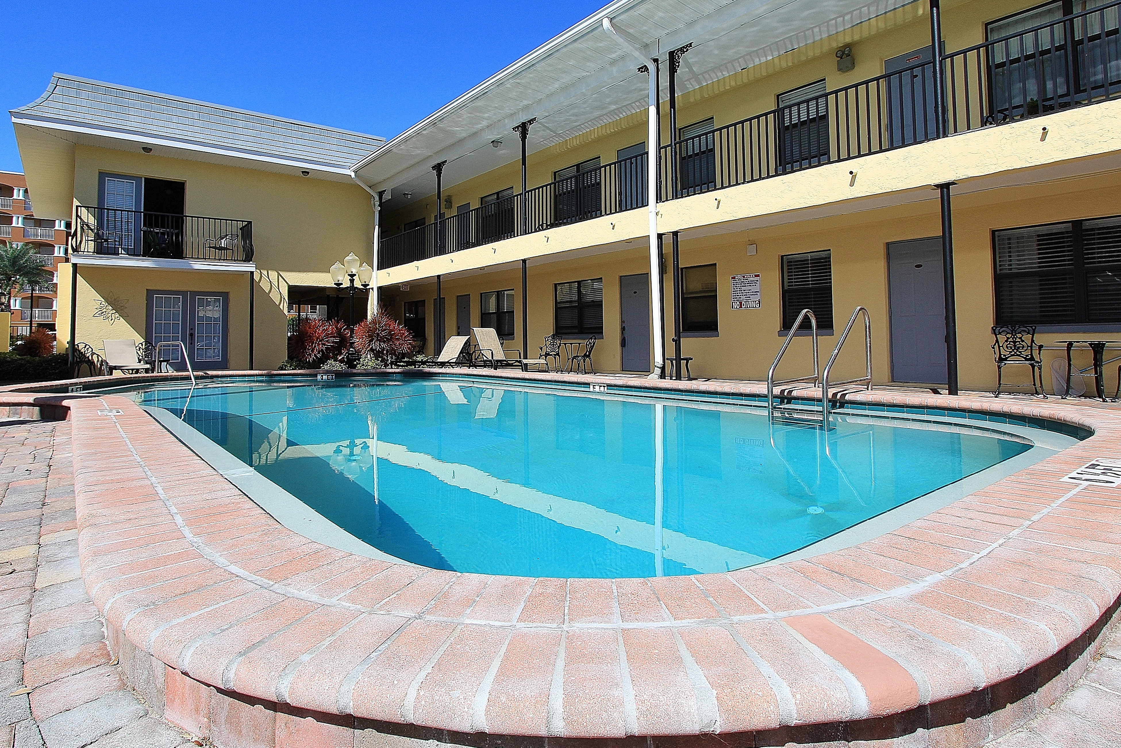 Charming getaway across the street from sparkling waters of Redington Beach