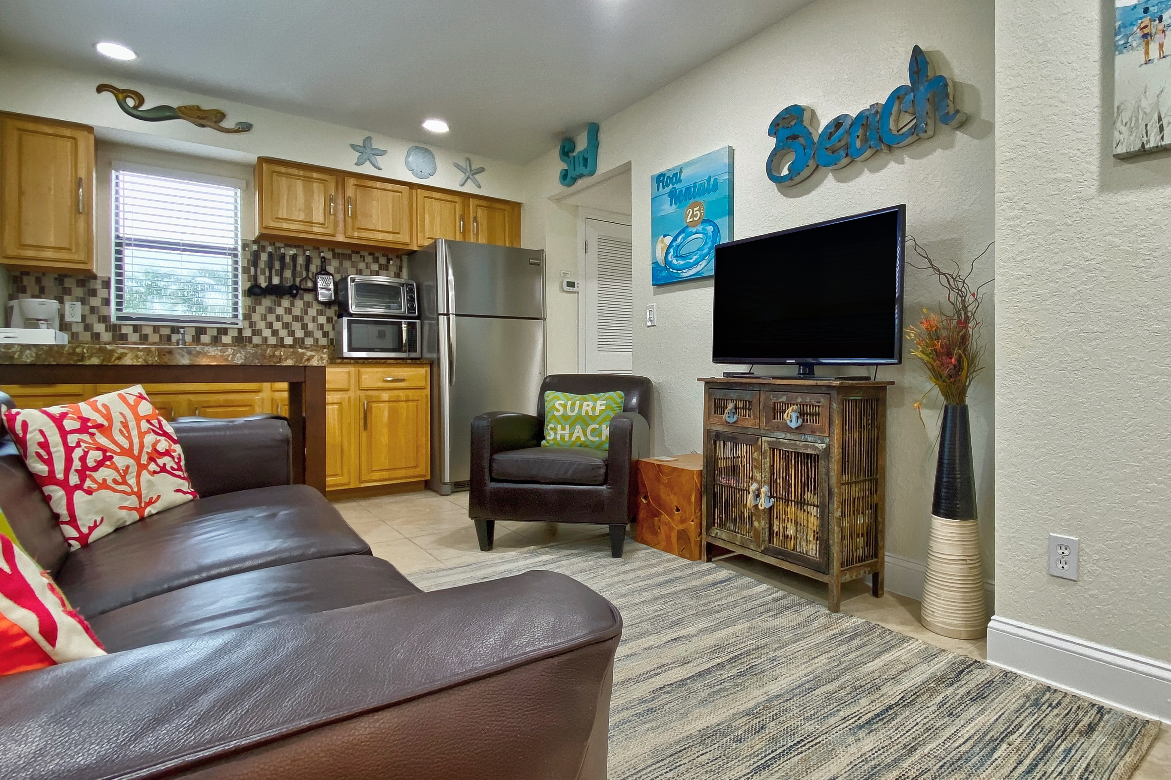 Charming getaway across the street from sparkling waters of Redington Beach