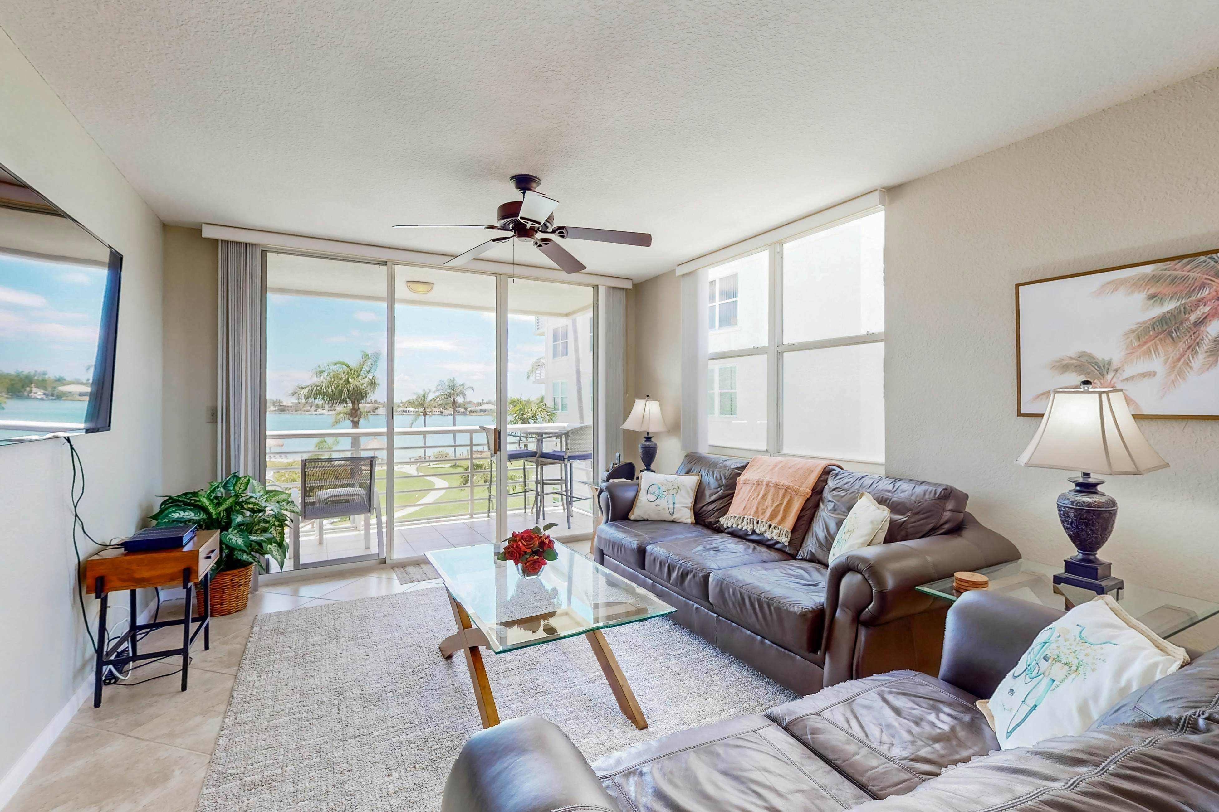 Water views, family and snowbird friendly, close to beaches, W/D, AC, Wifi