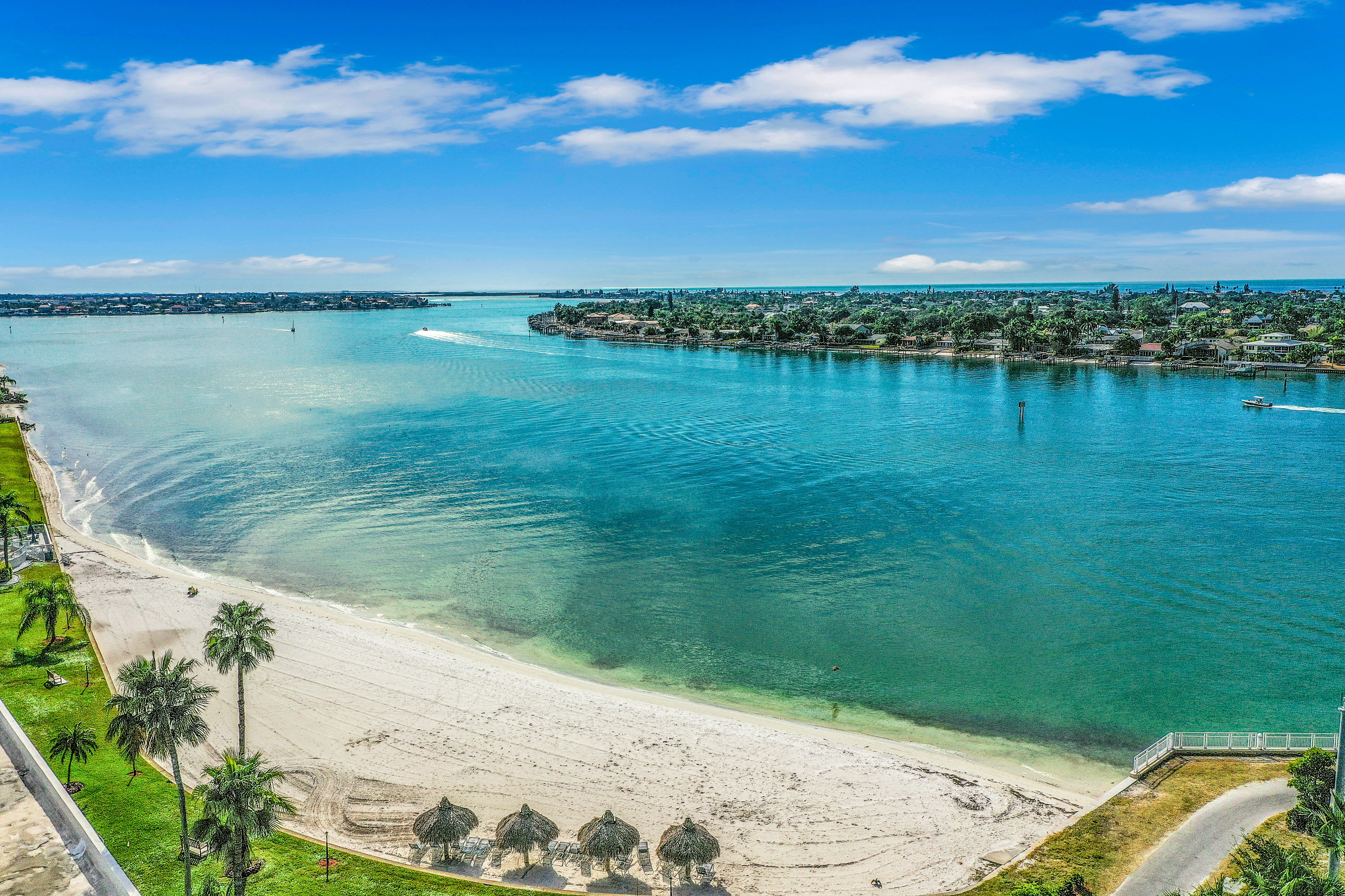 Water views family and snowbird friendly close to beaches WD AC Wifi