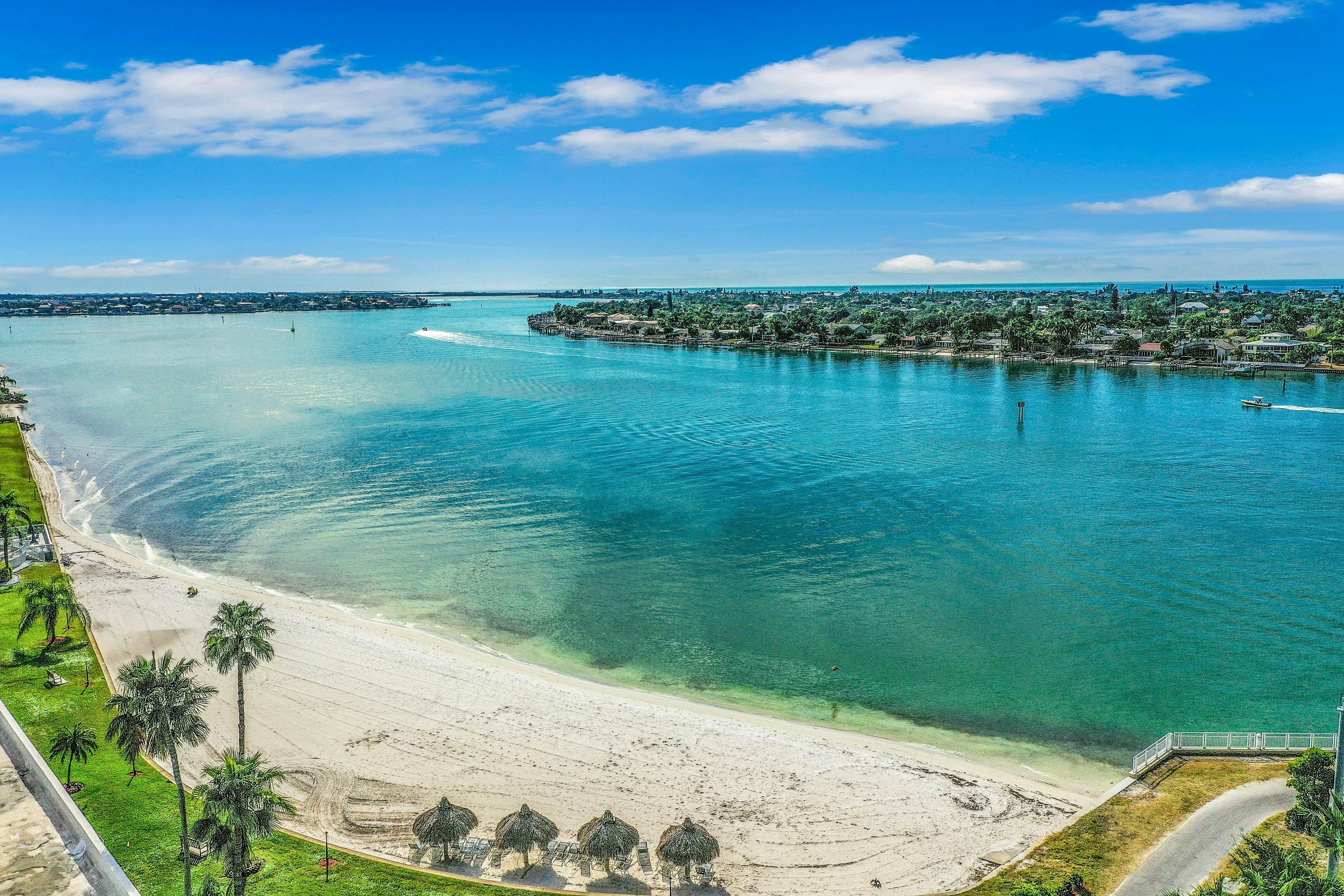 Water views, family and snowbird friendly, close to beaches, W/D, AC, Wifi