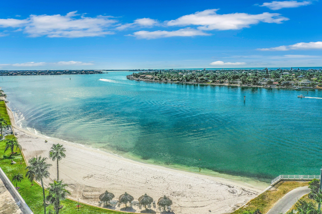 Water views family and snowbird friendly close to beaches WD AC Wifi