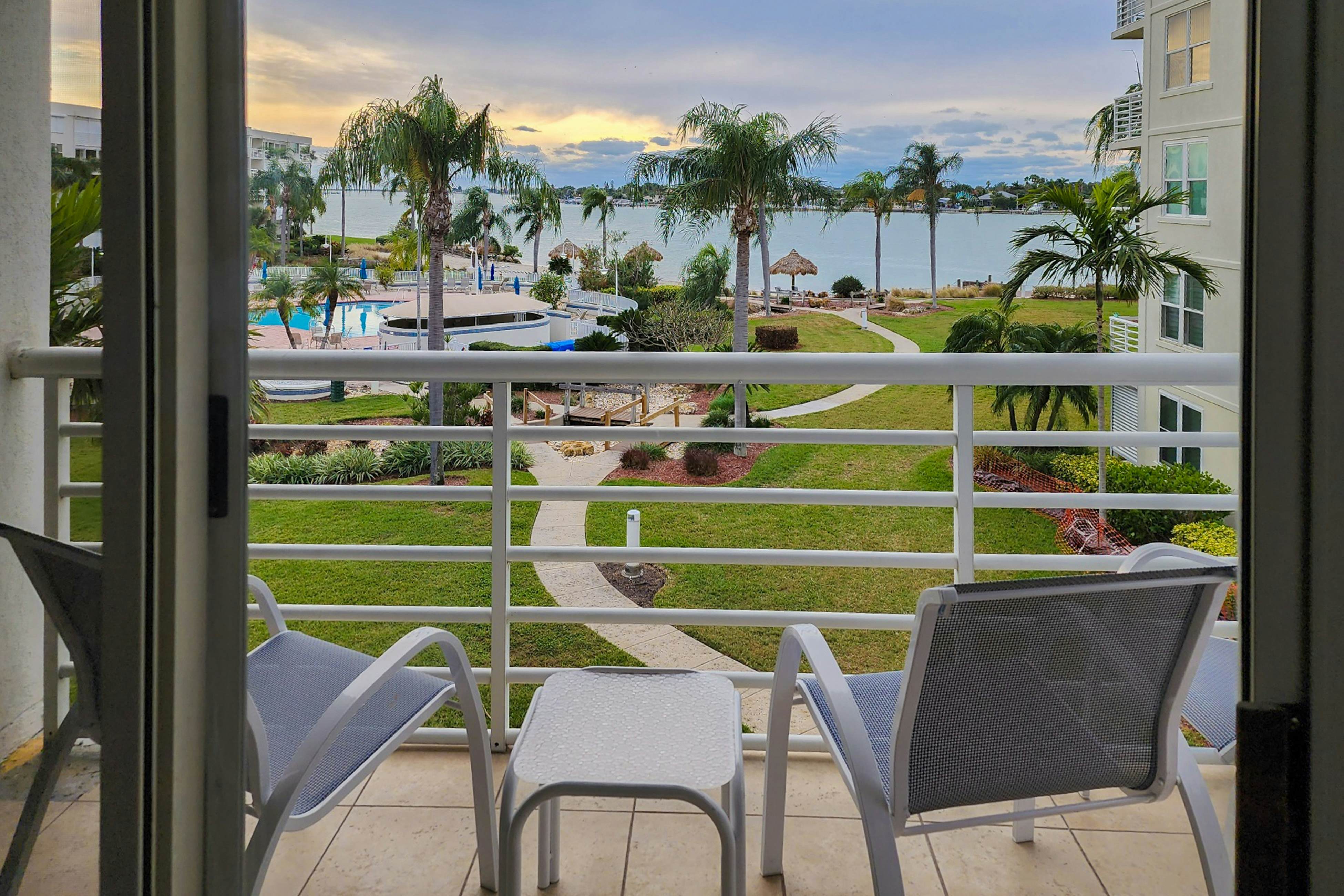 Water views, family and snowbird friendly, close to beaches, W/D, AC, Wifi