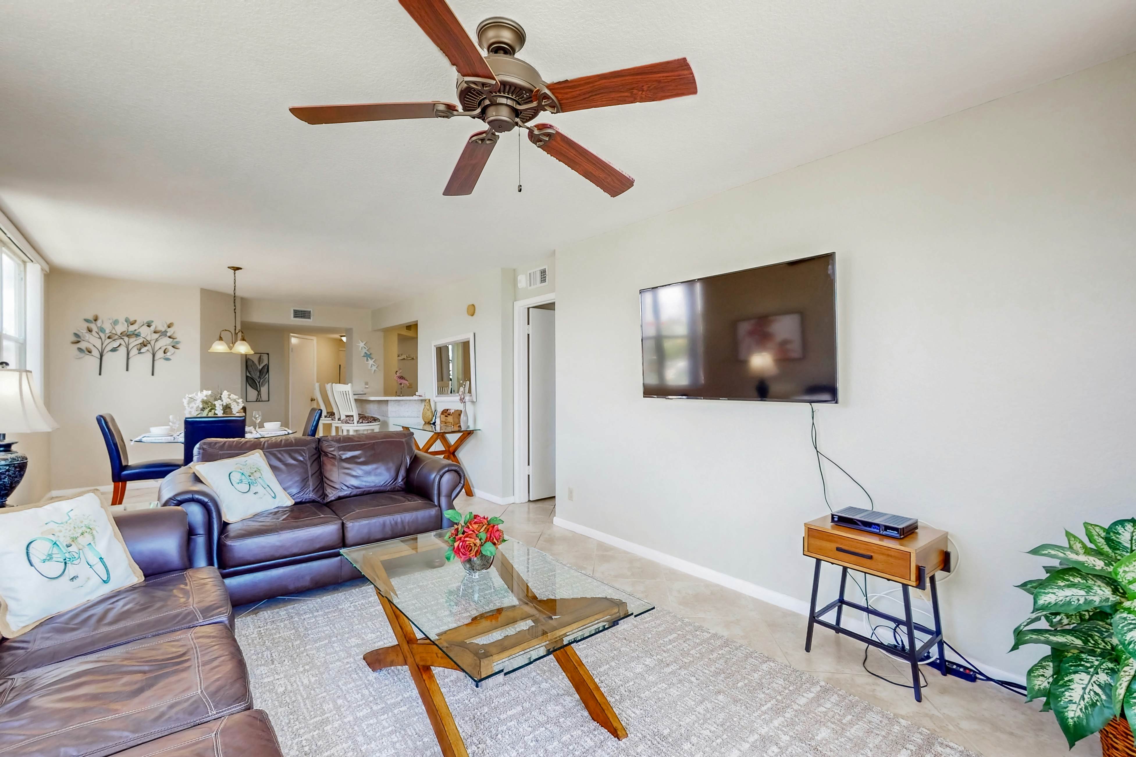 Water views, family and snowbird friendly, close to beaches, W/D, AC, Wifi