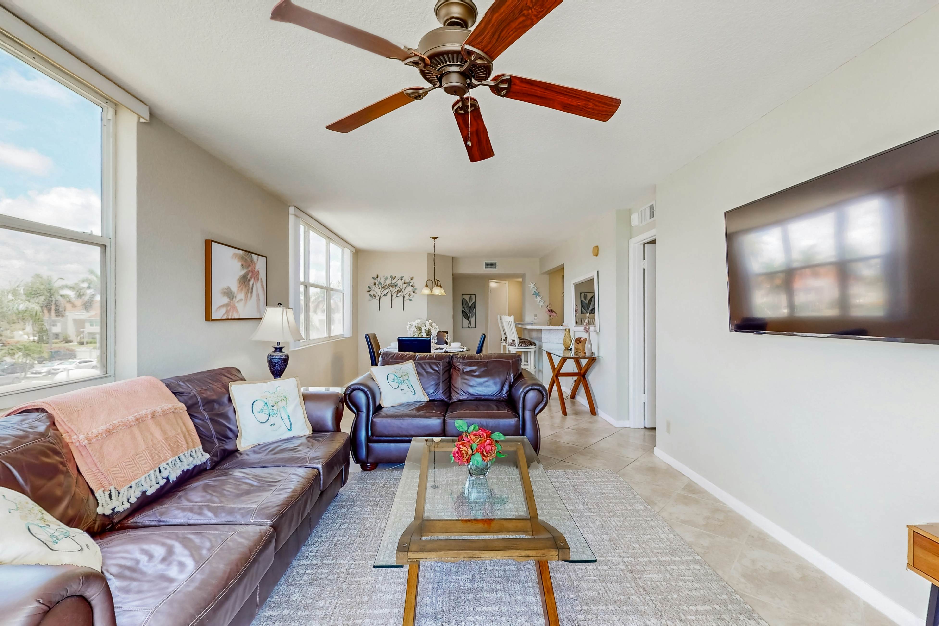 Water views, family and snowbird friendly, close to beaches, W/D, AC, Wifi