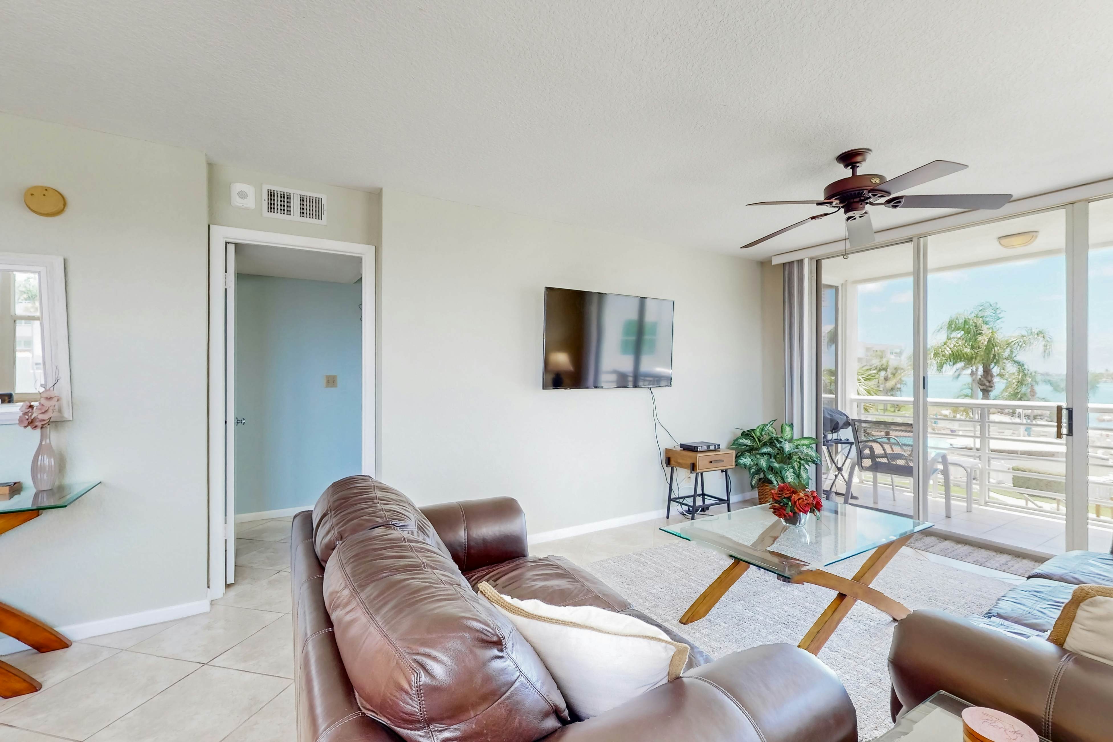 Water views, family and snowbird friendly, close to beaches, W/D, AC, Wifi