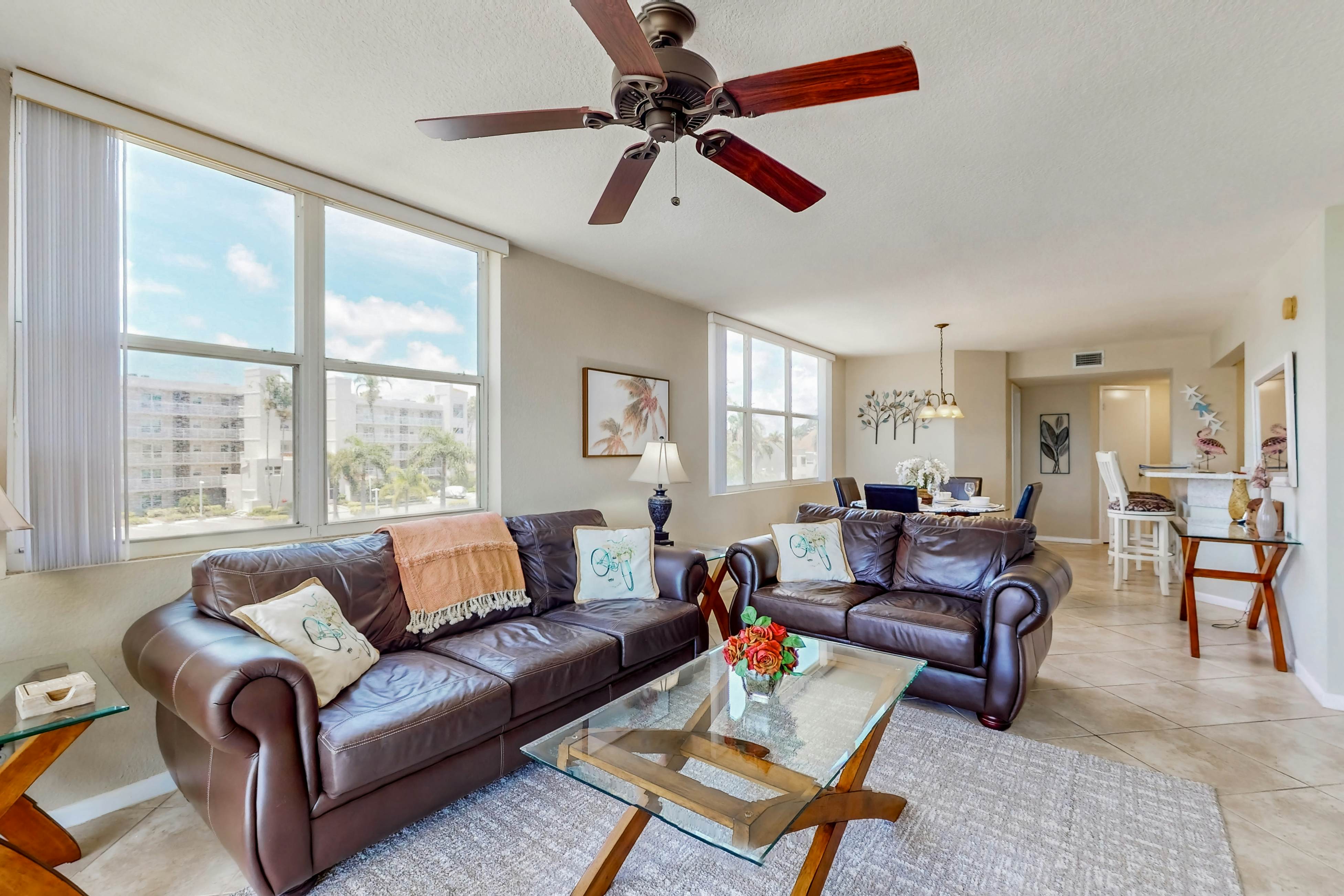 Water views, family and snowbird friendly, close to beaches, W/D, AC, Wifi