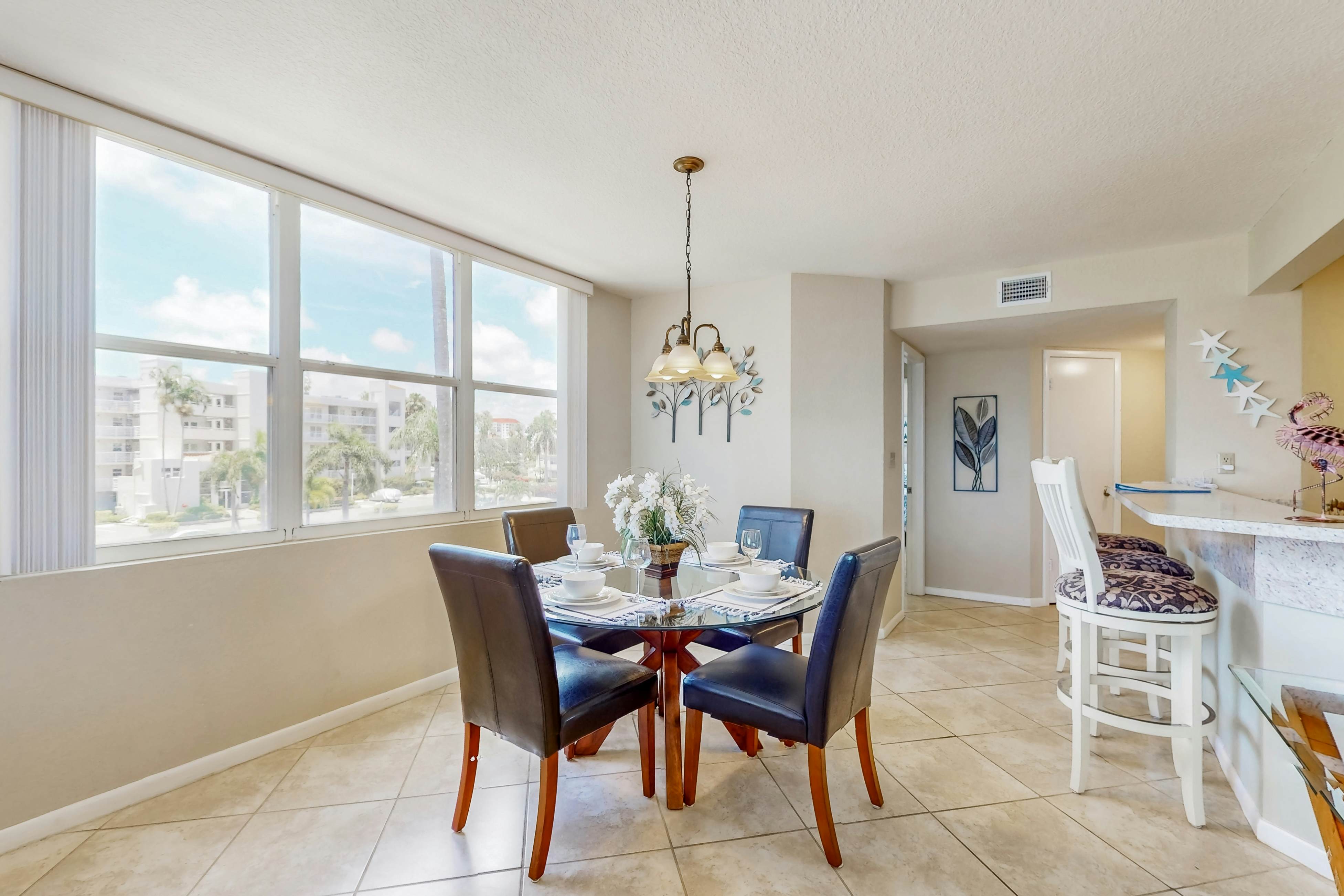 Water views, family and snowbird friendly, close to beaches, W/D, AC, Wifi