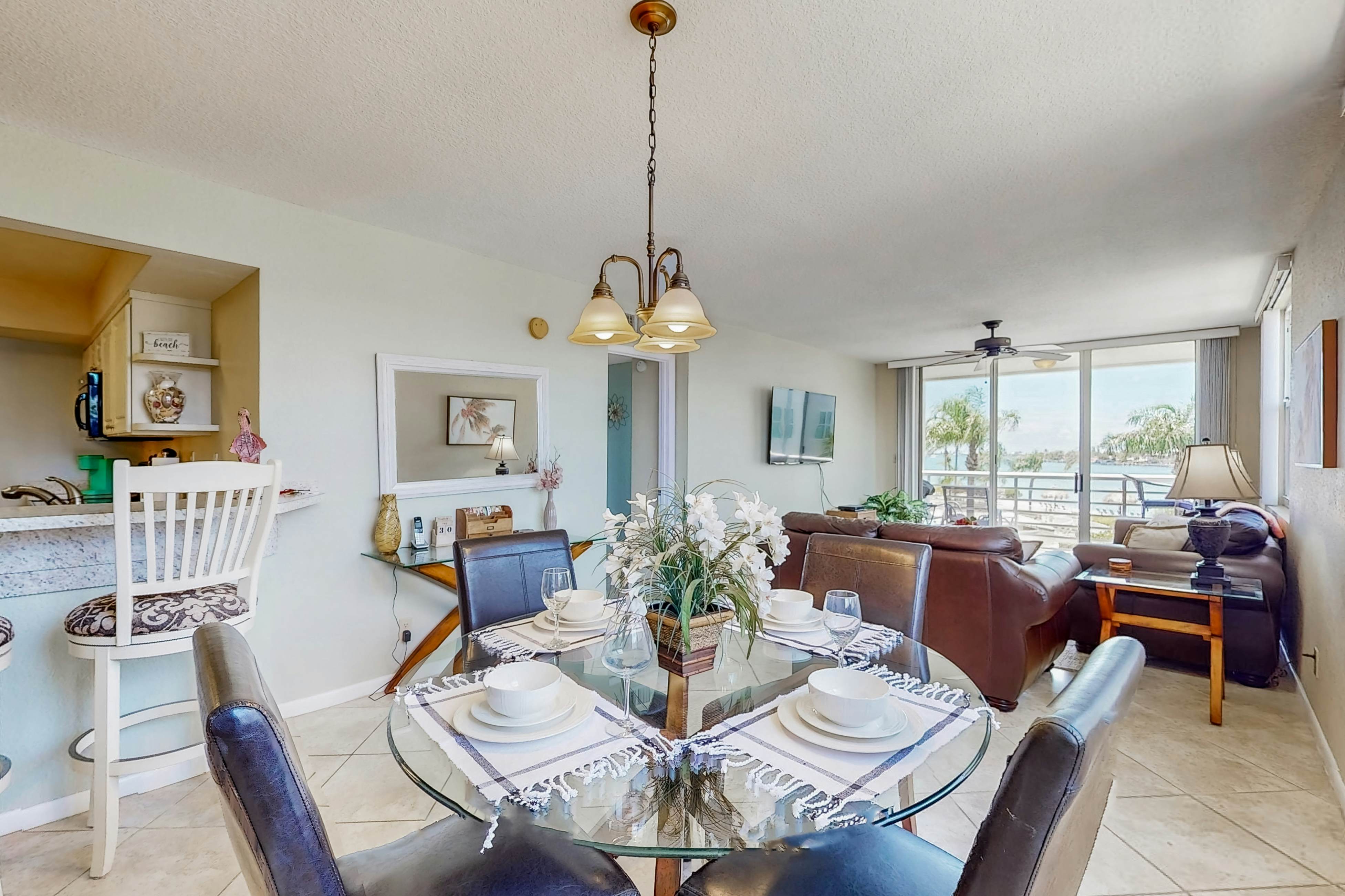 Water views, family and snowbird friendly, close to beaches, W/D, AC, Wifi