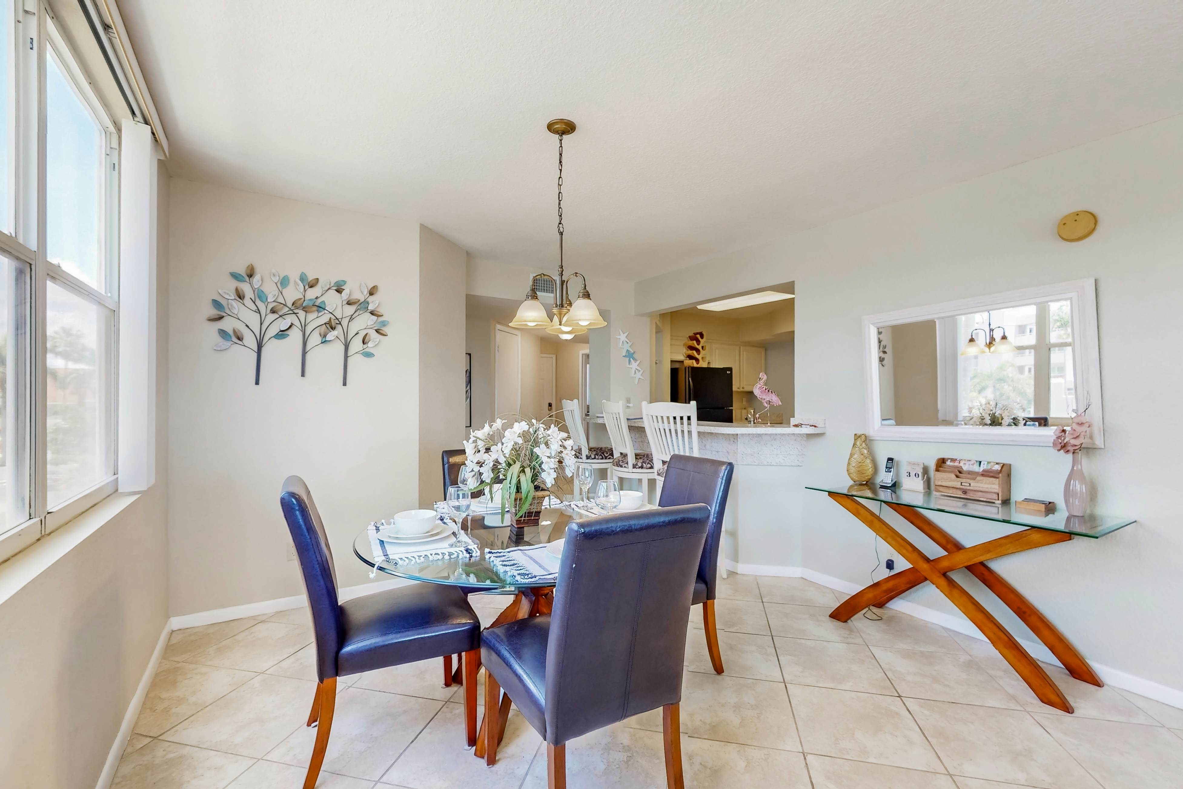 Water views, family and snowbird friendly, close to beaches, W/D, AC, Wifi