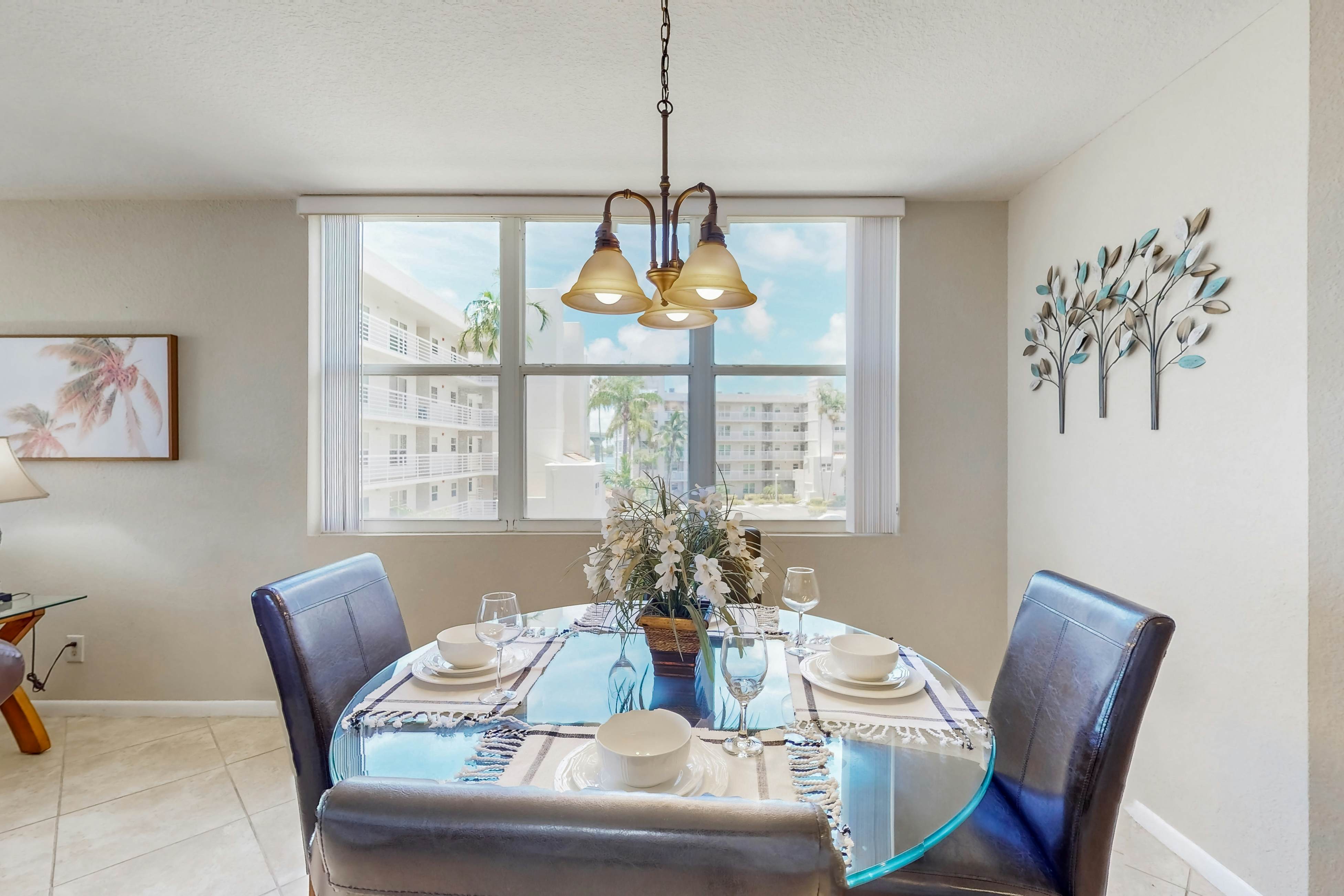 Water views, family and snowbird friendly, close to beaches, W/D, AC, Wifi