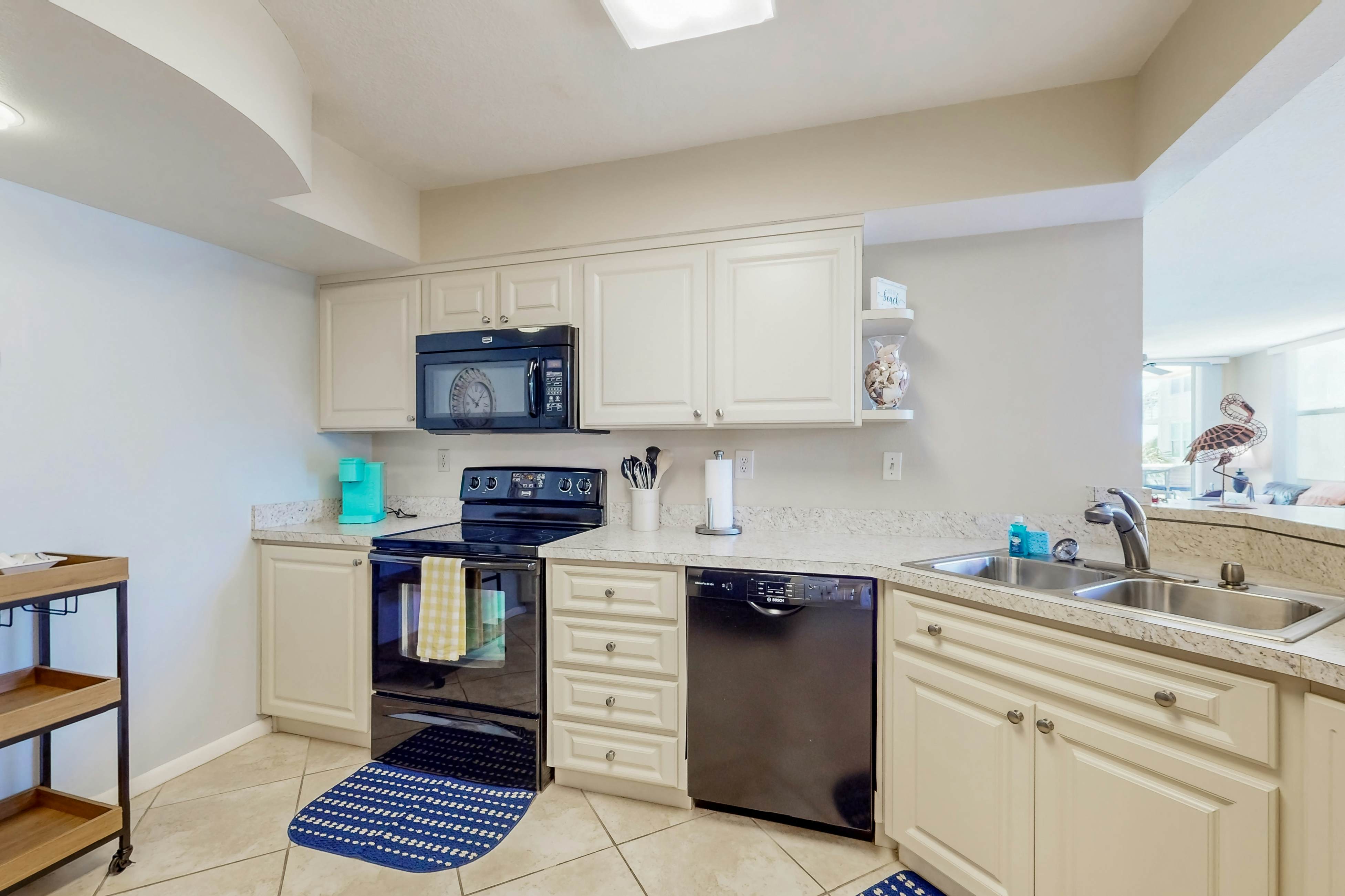 Water views, family and snowbird friendly, close to beaches, W/D, AC, Wifi