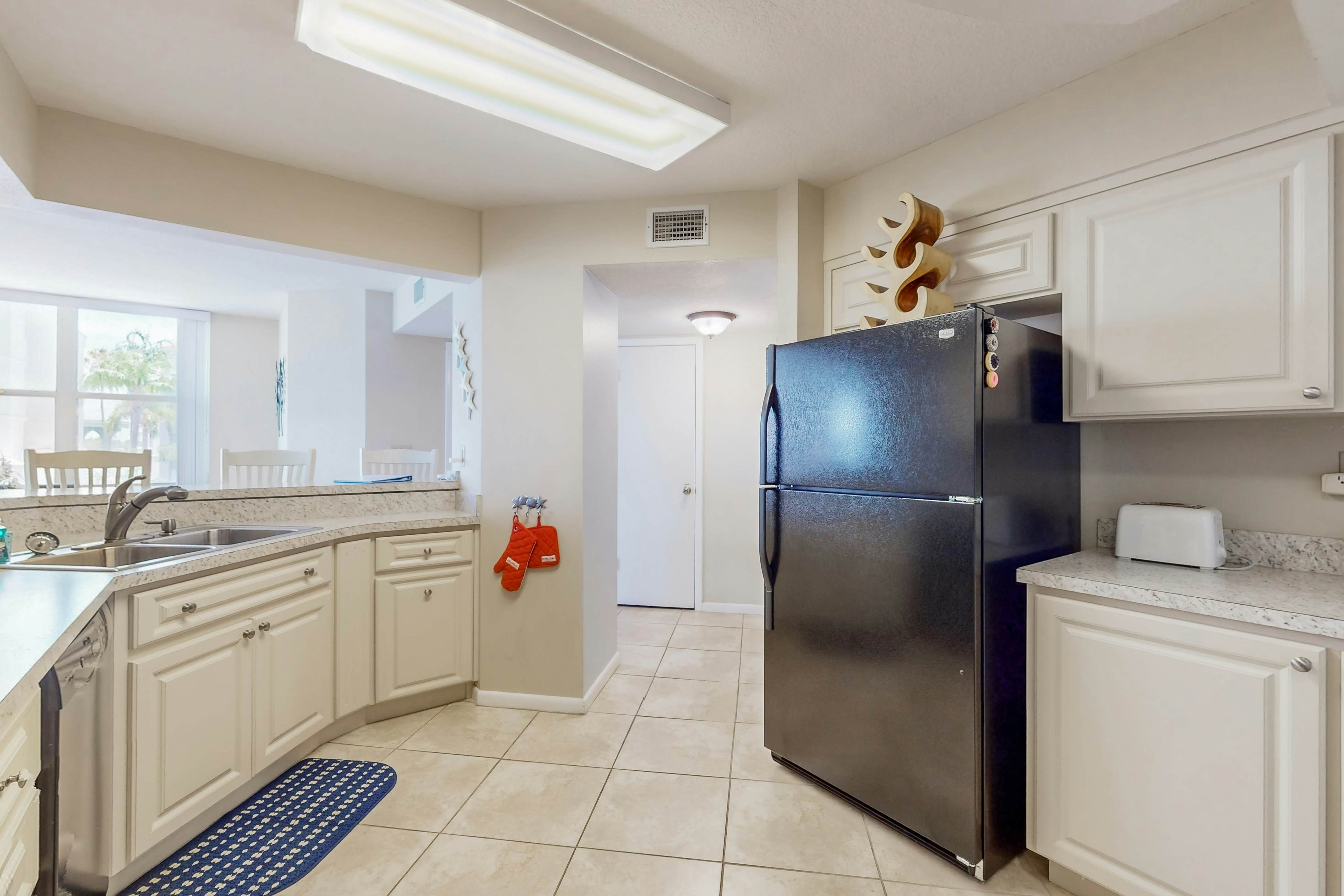 Water views, family and snowbird friendly, close to beaches, W/D, AC, Wifi