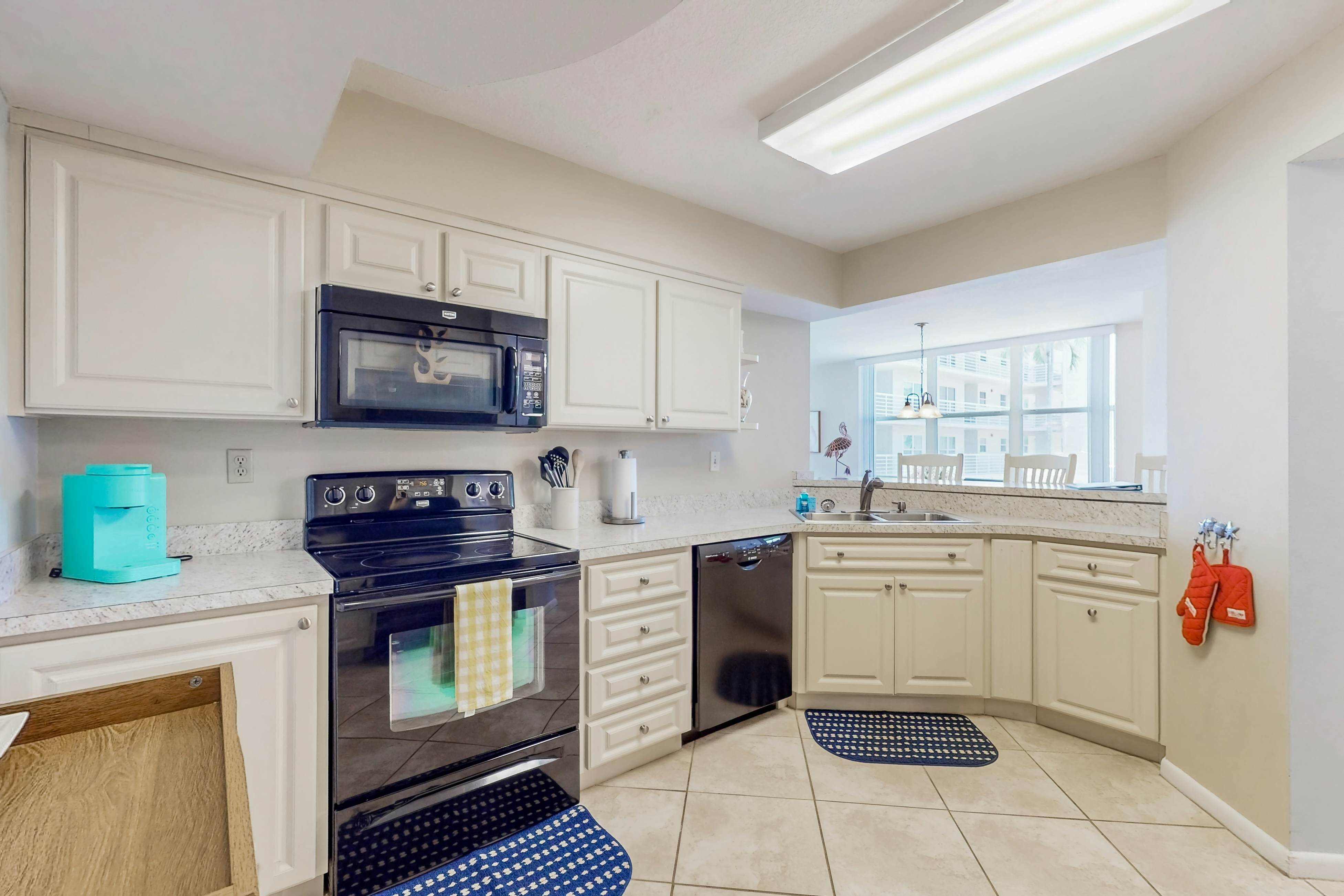 Water views, family and snowbird friendly, close to beaches, W/D, AC, Wifi